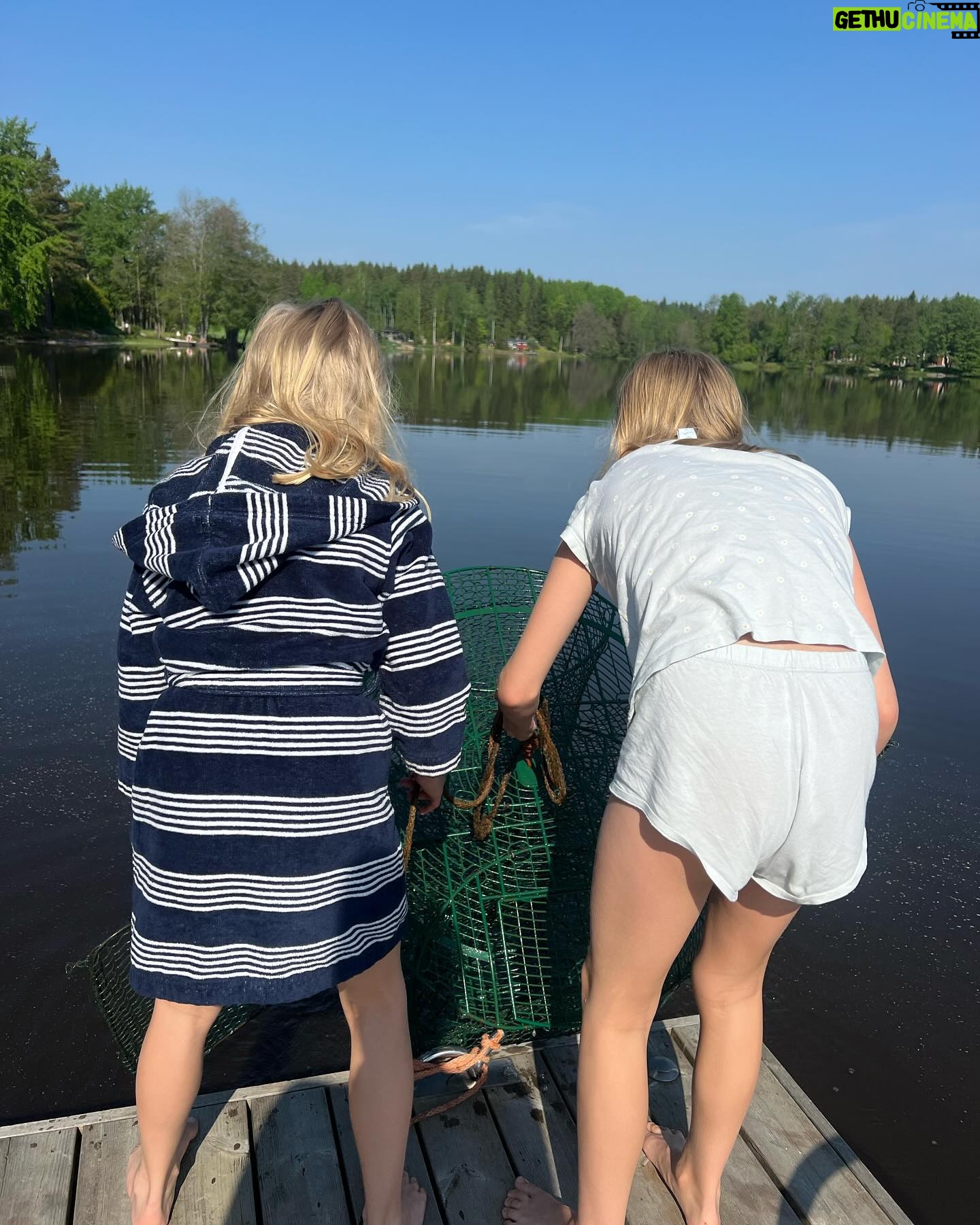 Vappu Pimiä Instagram - Ihana viikonloppu kuvina: 1. Pintavesi jo 20c 2. Tämä on vuodenaika, kun piha on mun mielestä kauneimmillaan.😍🌸 3. Selsel 4. The best view 5. Aamulenkki w @jojoliini 6. Vuoden eka aamiainen ulkona w @jojoliini @comikko 7. Aamu-uinti ja katiskan tarkistus 8. Sunnuntain päivällinen meidän perheen uudessa lempparissa @nabikoreanbbq 9.&10. Päästiin Erkin kanssa tunnin ex-tempore treffeille, jonne suunnattiin @murunviinibaari ja Erkki joutui tarjoamaan nautitut pinot noir lasilliset, koska hävisi yahtzeen, mutta onneksi se ei vienyt fiilistä!😂😂😘😘 #viikonloppu #weekendvibes