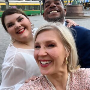 Vappu Pimiä Instagram - Tänään mun rakas oikea käteni, maailman paras assistentti @gittakruusaa sanoi tahdon mahtavalle Cotylle! ❤️Tämän parin rakkaustarina on sellainen, josta ei todella ole tahdonvoimaa puuttunut! Mutta se onkin yksi Gitan parhaita puolia, hän ei luovuta eikä ajattele esteitä, vaan sitä miten niistä selvitään ja mennään yli! Gitan ja Cotyn häät olivat täysin heidän näköiset; lämminhenkiset, perhekeskeiset, täynnä naurua, iloa, kyyneleitä ja tanssia. Häissä soljui myös sujuvasti neljä eri kieltä: suomi, englanti, ranska ja espanja. 
Kiitos Gitta ja Coty, että saimme olla mukana teidän tärkeässä päivässä, paljon onnea ja Monia Armorikkaita Vuosia! Feliz matrimonio!🙏❤️💍 #justmarried #thehappycouple