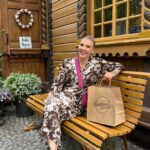 Vappu Pimiä Instagram - Kaupallinen yhteistyö @suklaapuoti SISÄLTÄÄ ALEKOODIN Pääsin käymään mulle paljon suositeltuun, ihanaan Tallipihan Suklaapuotiin Tampereen ytimessä, osoitteessa Kuninkaankatu 4. Jos suuntaat Tampereelle, käy täällä! Tallipihan Suklaapuoti on etsinyt meille asiakkaille niin Suomesta kuin Euroopasta kaikki ihanimmat suklaat- ja muut makeiset. Täältä löydät paljon tuotteita, joita et muualta löydä ja irtokonvehteja on vitriinissä tarjolla lähes 100 erilaista! Koko kauppa on kuin astuisi satumaiseen karkkimaailmaan ja liike on auki 7 päivää viikossa ympäri vuoden, poikkeuksena juhannuksen ja joulun pyhät! Eli jos suuntaat Tampereelle kesän riennoissa, niin ota tämä paikka ehdottomasti vierailulistallesi! Jos kuitenkaan et pääse paikalle, niin Tallipihan Suklaapuodin verkkokauppa palvelee myös ja sieltä saat nyt koodilla: VAPPU15 15% alennuksen koko valikoimasta. Koodi on voimassa 20.6.24 saakka. Linkin verkkokauppaan löydät biosta ja stooreista. Itse odotan jo innolla seuraavaa vierailua tänne ja että pääsen viemään myös perheeni ihastelemaan tätä upeaa ja niin herkullista paikkaa! #suklaapuoti #tallipihansuklaapuoti #tallipiha