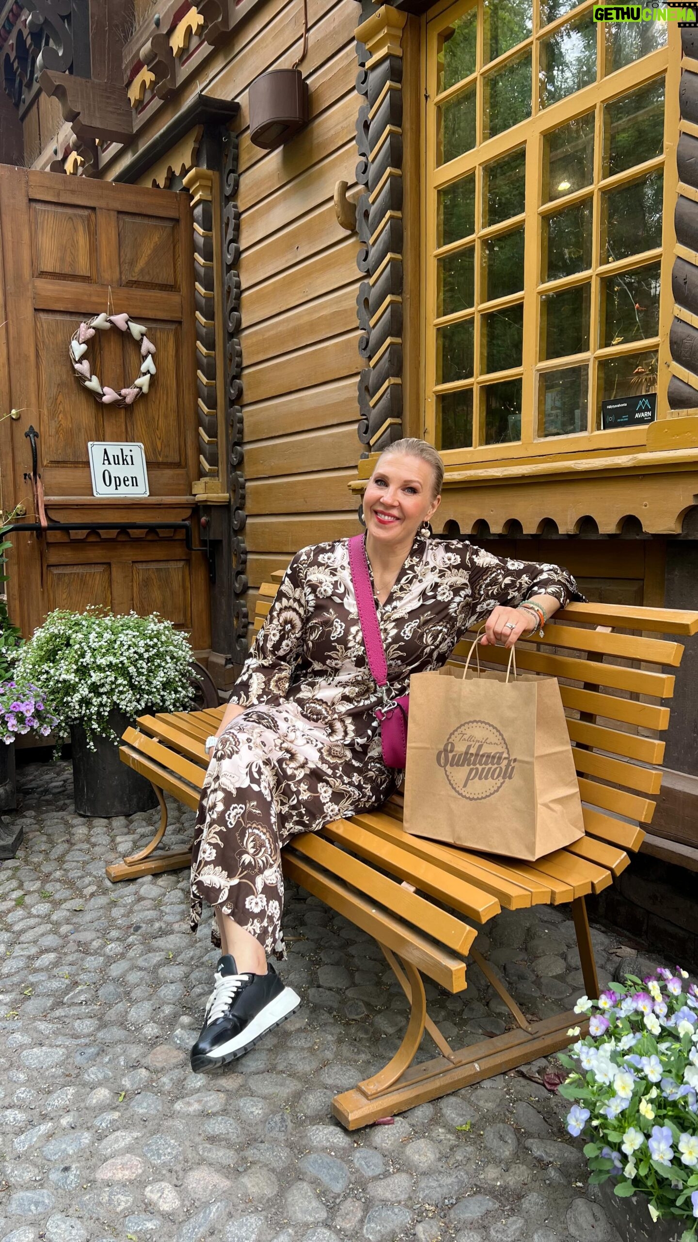 Vappu Pimiä Instagram - Kaupallinen yhteistyö @suklaapuoti SISÄLTÄÄ ALEKOODIN Pääsin käymään mulle paljon suositeltuun, ihanaan Tallipihan Suklaapuotiin Tampereen ytimessä, osoitteessa Kuninkaankatu 4. Jos suuntaat Tampereelle, käy täällä! Tallipihan Suklaapuoti on etsinyt meille asiakkaille niin Suomesta kuin Euroopasta kaikki ihanimmat suklaat- ja muut makeiset. Täältä löydät paljon tuotteita, joita et muualta löydä ja irtokonvehteja on vitriinissä tarjolla lähes 100 erilaista! Koko kauppa on kuin astuisi satumaiseen karkkimaailmaan ja liike on auki 7 päivää viikossa ympäri vuoden, poikkeuksena juhannuksen ja joulun pyhät! Eli jos suuntaat Tampereelle kesän riennoissa, niin ota tämä paikka ehdottomasti vierailulistallesi! Jos kuitenkaan et pääse paikalle, niin Tallipihan Suklaapuodin verkkokauppa palvelee myös ja sieltä saat nyt koodilla: VAPPU15 15% alennuksen koko valikoimasta. Koodi on voimassa 20.6.24 saakka. Linkin verkkokauppaan löydät biosta ja stooreista. Itse odotan jo innolla seuraavaa vierailua tänne ja että pääsen viemään myös perheeni ihastelemaan tätä upeaa ja niin herkullista paikkaa! #suklaapuoti #tallipihansuklaapuoti #tallipiha