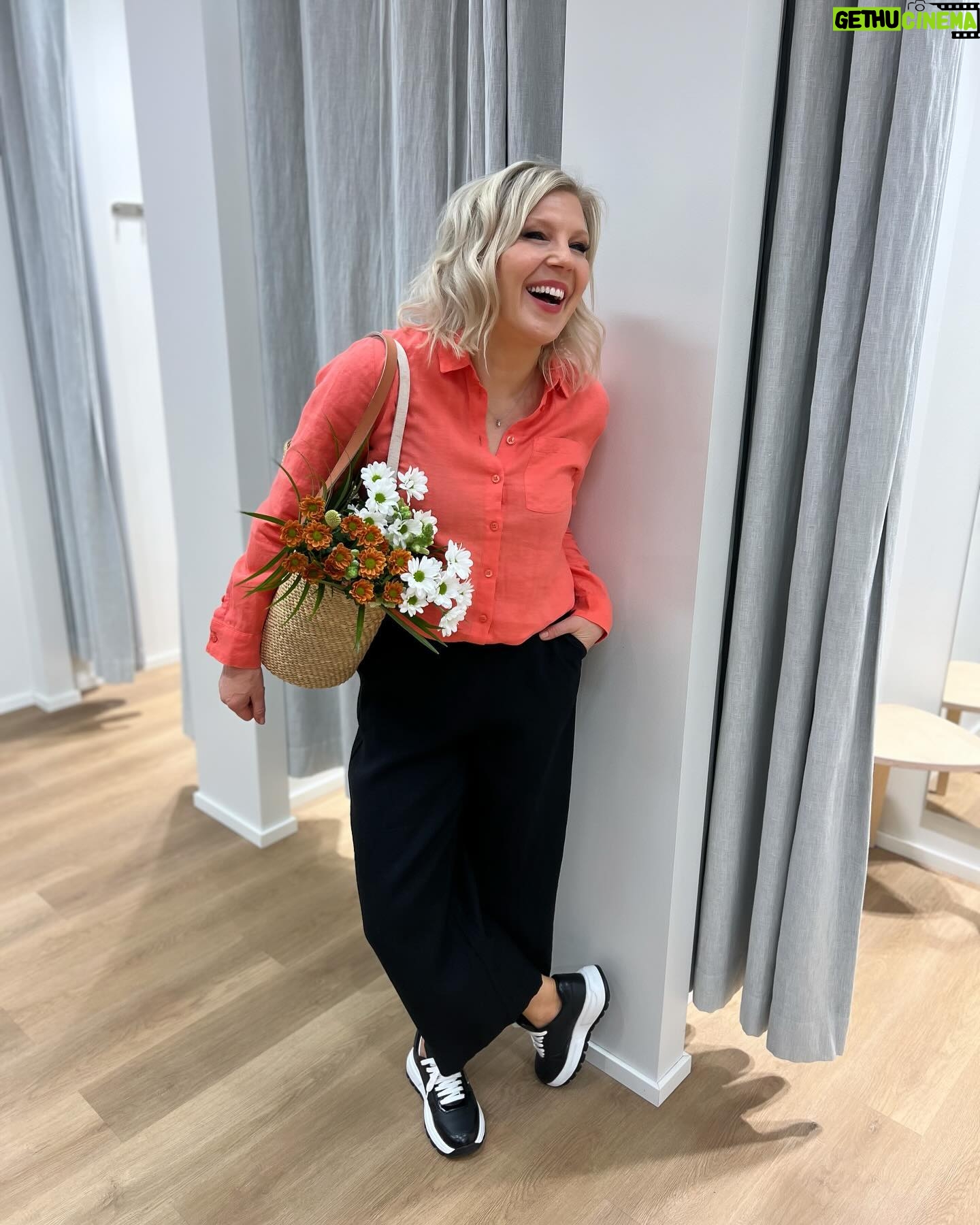 Vappu Pimiä Instagram - Kaupallinen yhteistyö @nanso1921 Meillä oli Nanson kanssa eilen mahtava live, jonka tallenteen löydät edellisestä postauksesta. Muistuttelen vielä, että alekoodi: VAPPU25 on voimassa nyt sunnuntaihin 5.5.24 asti ja sillä saat -25% alennusta kaikista normaalihintaisista Nanson ja Voguen tuotteista. Ja koodi toimii sekä verkkokaupassa että myymälöissä. Kuvissa ja stooreissa näet mun suosikkeja tarkemmat tiedot esim mitä kokoa käytän yms löytyy eilisestä liven tallenteesta. Biosta ja stooreista löydät linkin suoraan mun suosikkeihin. Kannattaa toimia nopeasti sillä suositut koot tuppaa myymään nopeasti loppuun!❤️ #nanso #nanso1921 #ootd