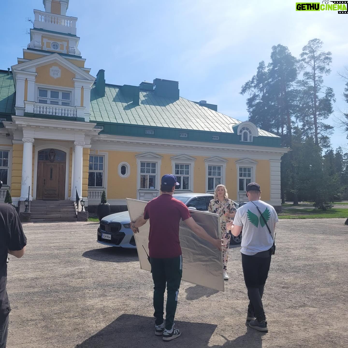 Vappu Pimiä Instagram - Taas saan olla rakkauden asialla, kun #maajussillemorsian kuvausputki pyörähti kunnolla käyntiin! On tää vaan kyllä niin kiva työ! Lopputulos näkyy sitten syksyllä @mtv3suomi Ja tällä kertaa ollaan mm @hirvihaarankartano joka on aivan ihana paikka💯😍 Ja kun kuitenkin kysytte, niin mun asu on @parttwo_suomi #maajussillemorsian #rakkaudenasialla #host #farmerwantsawife #lovemyjob