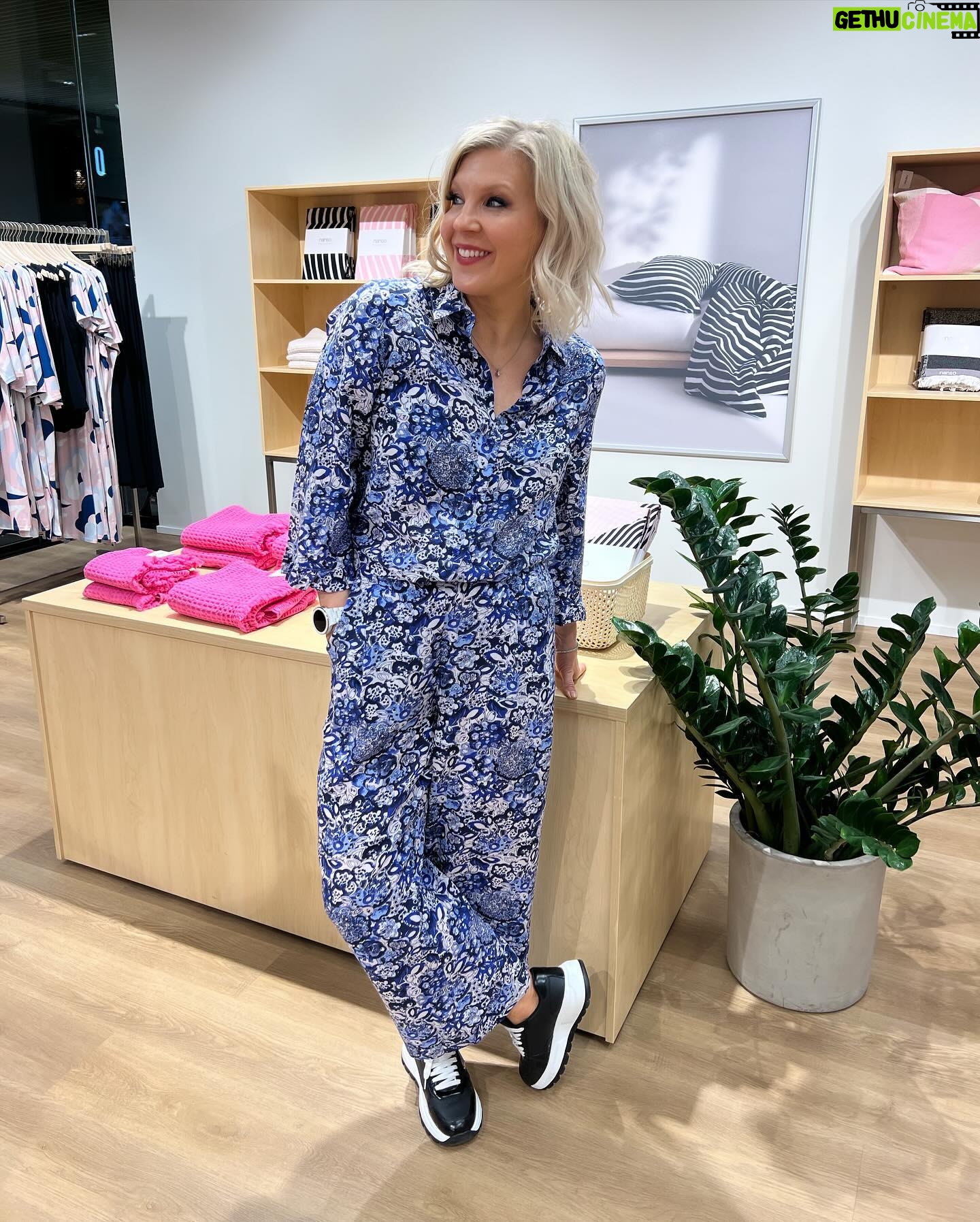 Vappu Pimiä Instagram - Kaupallinen yhteistyö @nanso1921 Meillä oli Nanson kanssa eilen mahtava live, jonka tallenteen löydät edellisestä postauksesta. Muistuttelen vielä, että alekoodi: VAPPU25 on voimassa nyt sunnuntaihin 5.5.24 asti ja sillä saat -25% alennusta kaikista normaalihintaisista Nanson ja Voguen tuotteista. Ja koodi toimii sekä verkkokaupassa että myymälöissä. Kuvissa ja stooreissa näet mun suosikkeja tarkemmat tiedot esim mitä kokoa käytän yms löytyy eilisestä liven tallenteesta. Biosta ja stooreista löydät linkin suoraan mun suosikkeihin. Kannattaa toimia nopeasti sillä suositut koot tuppaa myymään nopeasti loppuun!❤️ #nanso #nanso1921 #ootd