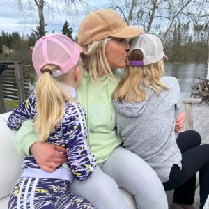 Vappu Pimiä Instagram - Hyvää äitienpäivää kaikki äidit, mummit, varaäidit, varamummit ja äidinmieliset! ❤️❤️❤️
Itselleni äitiys on heittämällä asia joka on muuttanut eniten suhtautumistani ihan kaikkeen. Joka päivä opin jotain lapsiltani ja opin myös itsestäni, sillä parempaa peiliä ihminen tuskin voi saada, kun lapsen. Siinä missä lapset tuovat iloa ja onnellisuutta sekä pyyteetöntä rakkautta, tuovat he myös valtavasti perspektiiviä, josta olen kovin kiitollinen. Kiitos Viola ja Selma, että valitsitte minut äidiksenne. ❤️❤️Kiitos myös Erkki Metsola ja hänen nettishoppailuhimonsa, jonka ansiosta sain äitienpäivälahjaksi mm tämän hienon hupparin, johon on kirjailtu tyttöjen nimien lisäksi yksi niistä nimistä, joilla tytöt minua kutsuvat eli NaiNai, olen heille myös äiti tai nana, riippuen hetkestä. 
Hyvää äitienpäivää myös omalle äidilleni, joka aamulla hänelle soittaessani oli myös mökillä kevätsiivouspuuhissa, joten omena ei ole kauas puusta pudonnut.🥰
Voimia heille, joille tämä päivä on vaikea, jotka eivät syystä tai toisesta ole äidiksi toiveesta huolimatta tulleet.❤️ #äitienpäivä #mothersday #happymothersday