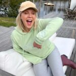 Vappu Pimiä Instagram – Hyvää äitienpäivää kaikki äidit, mummit, varaäidit, varamummit ja äidinmieliset! ❤️❤️❤️
Itselleni äitiys on heittämällä asia joka on muuttanut eniten suhtautumistani ihan kaikkeen. Joka päivä opin jotain lapsiltani ja opin myös itsestäni, sillä parempaa peiliä ihminen tuskin voi saada, kun lapsen. Siinä missä lapset tuovat iloa ja onnellisuutta sekä pyyteetöntä rakkautta, tuovat he myös valtavasti perspektiiviä, josta olen kovin kiitollinen. Kiitos Viola ja Selma, että valitsitte minut äidiksenne. ❤️❤️Kiitos myös Erkki Metsola ja hänen nettishoppailuhimonsa, jonka ansiosta sain äitienpäivälahjaksi mm tämän hienon hupparin, johon on kirjailtu tyttöjen nimien lisäksi yksi niistä nimistä, joilla tytöt minua kutsuvat eli NaiNai, olen heille myös äiti tai nana, riippuen hetkestä. 
Hyvää äitienpäivää myös omalle äidilleni, joka aamulla hänelle soittaessani oli myös mökillä kevätsiivouspuuhissa, joten omena ei ole kauas puusta pudonnut.🥰
Voimia heille, joille tämä päivä on vaikea, jotka eivät syystä tai toisesta ole äidiksi toiveesta huolimatta tulleet.❤️ #äitienpäivä #mothersday #happymothersday