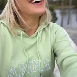 Vappu Pimiä Instagram - Hyvää äitienpäivää kaikki äidit, mummit, varaäidit, varamummit ja äidinmieliset! ❤️❤️❤️
Itselleni äitiys on heittämällä asia joka on muuttanut eniten suhtautumistani ihan kaikkeen. Joka päivä opin jotain lapsiltani ja opin myös itsestäni, sillä parempaa peiliä ihminen tuskin voi saada, kun lapsen. Siinä missä lapset tuovat iloa ja onnellisuutta sekä pyyteetöntä rakkautta, tuovat he myös valtavasti perspektiiviä, josta olen kovin kiitollinen. Kiitos Viola ja Selma, että valitsitte minut äidiksenne. ❤️❤️Kiitos myös Erkki Metsola ja hänen nettishoppailuhimonsa, jonka ansiosta sain äitienpäivälahjaksi mm tämän hienon hupparin, johon on kirjailtu tyttöjen nimien lisäksi yksi niistä nimistä, joilla tytöt minua kutsuvat eli NaiNai, olen heille myös äiti tai nana, riippuen hetkestä. 
Hyvää äitienpäivää myös omalle äidilleni, joka aamulla hänelle soittaessani oli myös mökillä kevätsiivouspuuhissa, joten omena ei ole kauas puusta pudonnut.🥰
Voimia heille, joille tämä päivä on vaikea, jotka eivät syystä tai toisesta ole äidiksi toiveesta huolimatta tulleet.❤️ #äitienpäivä #mothersday #happymothersday