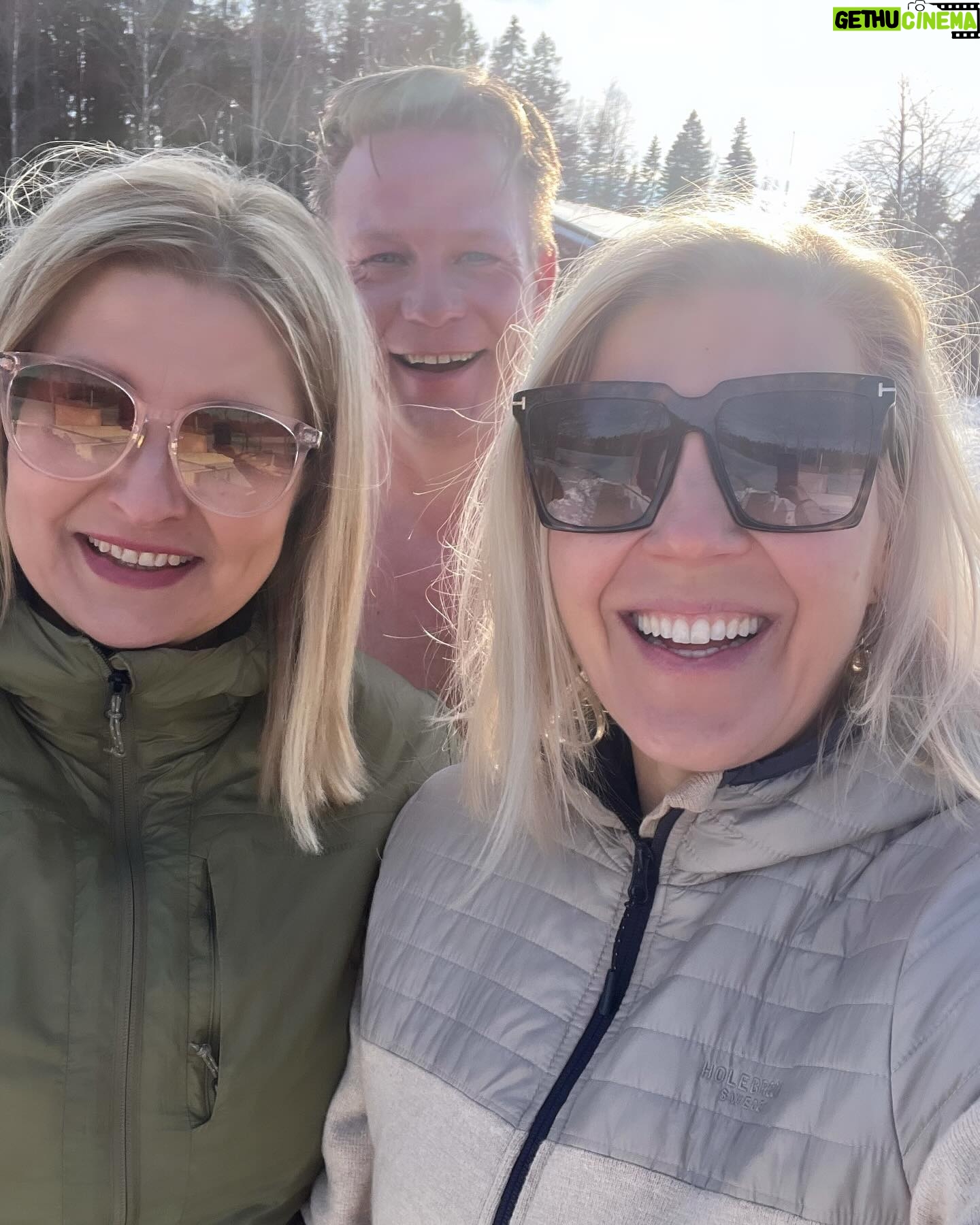 Vappu Pimiä Instagram - Ihana mökkiviikonloppu ystävien kanssa! Kiitos rakkaat @susavalvio @juhavalvio jälleen seurasta ja jutuista, joista ei koskaan naurua puutu!❤️❤️🙏🙏Pääsin tänään myös testaamaan tyttöjen rakentaman majan makuuhuoneen, oli tosi hyvin ilmastoitu ja rauhallinen😅🥰😍👌#mökkilife #visitsalo #friendsandfamily