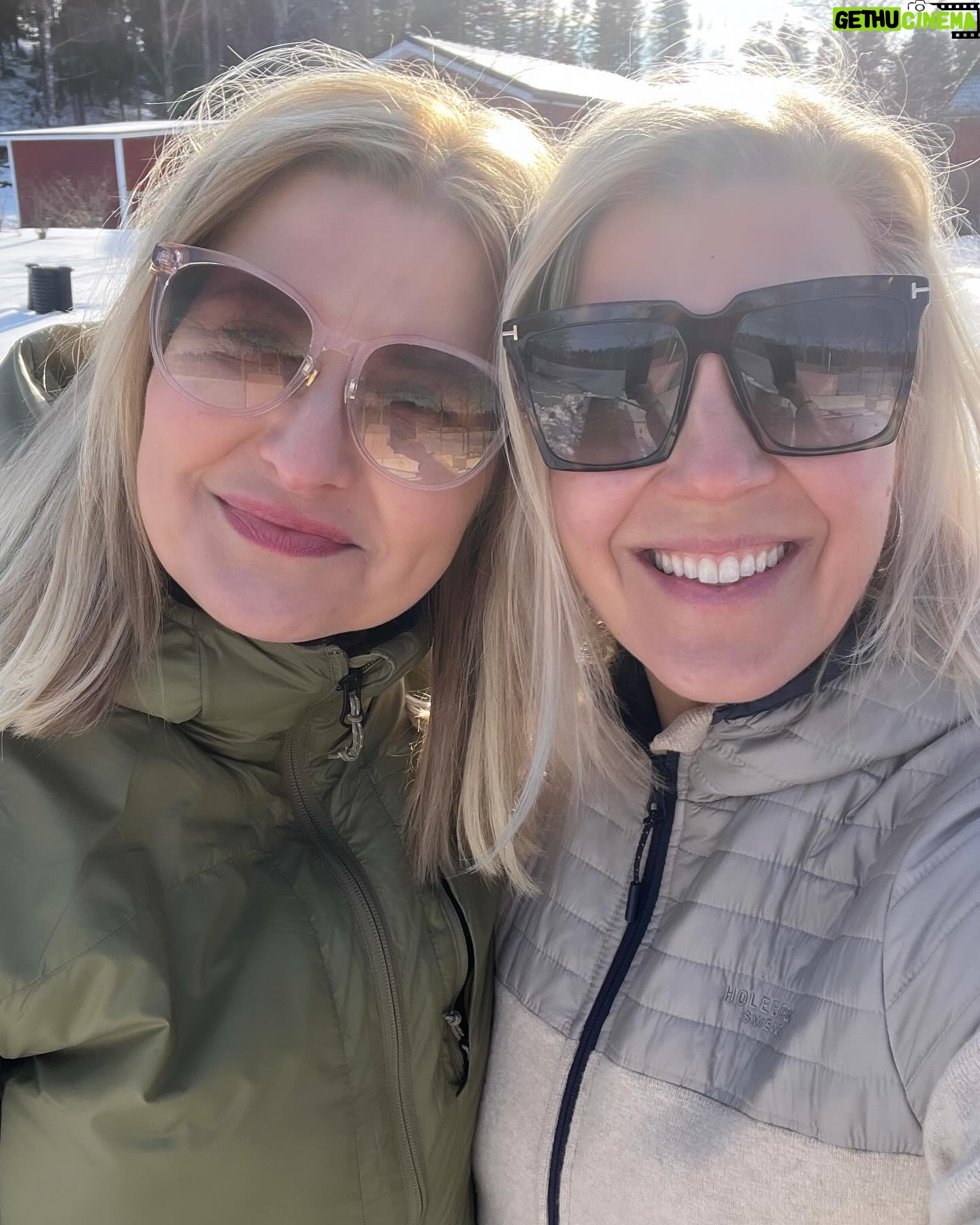 Vappu Pimiä Instagram - Ihana mökkiviikonloppu ystävien kanssa! Kiitos rakkaat @susavalvio @juhavalvio jälleen seurasta ja jutuista, joista ei koskaan naurua puutu!❤️❤️🙏🙏Pääsin tänään myös testaamaan tyttöjen rakentaman majan makuuhuoneen, oli tosi hyvin ilmastoitu ja rauhallinen😅🥰😍👌#mökkilife #visitsalo #friendsandfamily