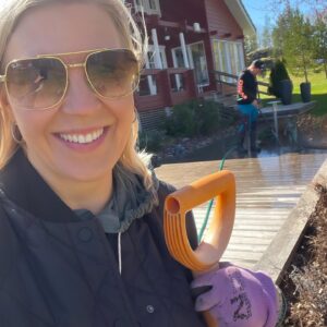 Vappu Pimiä Instagram - Täydellinen lauantai Metsoloiden tapaan!😅🥰🌱🌞🙏 #mökkilife #kevät #pihahommia