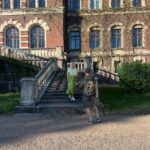 Vappu Pimiä Instagram – Tämä viikko vierähti Maajussien kuvauksissa ja tällä kertaa päästiin kuvaamaan upeisiin @malmgard_estate maisemiin. Vaikka päivät on pitkiä ja tällaisen rupeaman jälkeen on aina hetken luilla, niin vitsit että mä kyllä tykkään mun työstä ja etenkin ihmisistä kenen kanssa saan sitä tehdä! Meillä oli jälleen ihan paras porukka tekemässä ja kyllä se työnteko on aika paljon hauskempaa kun saa nauraa työkavereiden kanssa ja naurua ei tältäkään reissulta tosiaan puuttunut! 😂😂😂Kiitos koko #rakkaudenasialla crew, ootte best!❤️💯😍💪🙏 
Ja sain jo hirveän läjän kysymyksiä mun asuista inboksiin, niin tässä kollektiivisesti kaikille tiedot: 
Asu 1: paita &hame @samsoesamsoe villatakki @secondfemale kengät @prada 
Asu 2: mekko @nanso1921 kengät @prada 
Asu 3: housupuku ja korvikset @aarikka kengät: @prada 
#maajussillemorsian #farmerwantsawife #host #newseason