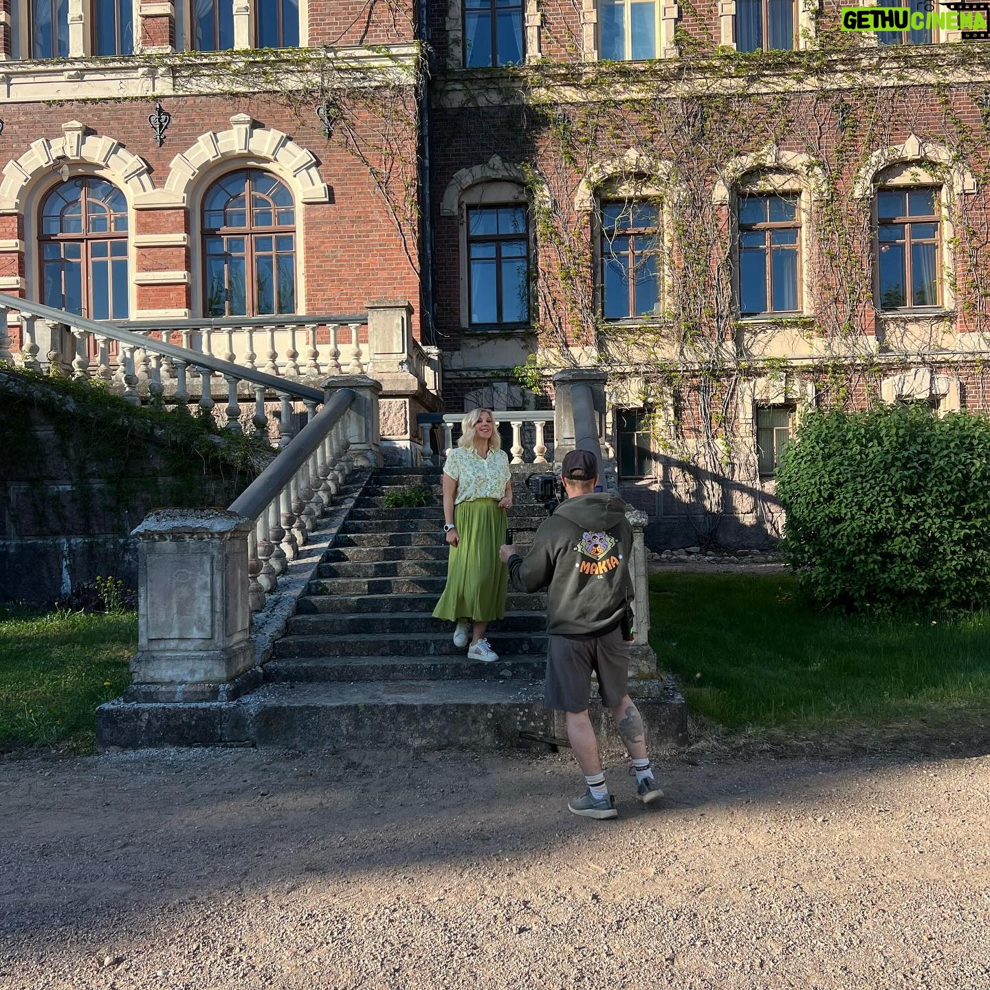 Vappu Pimiä Instagram - Tämä viikko vierähti Maajussien kuvauksissa ja tällä kertaa päästiin kuvaamaan upeisiin @malmgard_estate maisemiin. Vaikka päivät on pitkiä ja tällaisen rupeaman jälkeen on aina hetken luilla, niin vitsit että mä kyllä tykkään mun työstä ja etenkin ihmisistä kenen kanssa saan sitä tehdä! Meillä oli jälleen ihan paras porukka tekemässä ja kyllä se työnteko on aika paljon hauskempaa kun saa nauraa työkavereiden kanssa ja naurua ei tältäkään reissulta tosiaan puuttunut! 😂😂😂Kiitos koko #rakkaudenasialla crew, ootte best!❤️💯😍💪🙏 Ja sain jo hirveän läjän kysymyksiä mun asuista inboksiin, niin tässä kollektiivisesti kaikille tiedot: Asu 1: paita &hame @samsoesamsoe villatakki @secondfemale kengät @prada Asu 2: mekko @nanso1921 kengät @prada Asu 3: housupuku ja korvikset @aarikka kengät: @prada #maajussillemorsian #farmerwantsawife #host #newseason