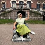 Vappu Pimiä Instagram – Tämä viikko vierähti Maajussien kuvauksissa ja tällä kertaa päästiin kuvaamaan upeisiin @malmgard_estate maisemiin. Vaikka päivät on pitkiä ja tällaisen rupeaman jälkeen on aina hetken luilla, niin vitsit että mä kyllä tykkään mun työstä ja etenkin ihmisistä kenen kanssa saan sitä tehdä! Meillä oli jälleen ihan paras porukka tekemässä ja kyllä se työnteko on aika paljon hauskempaa kun saa nauraa työkavereiden kanssa ja naurua ei tältäkään reissulta tosiaan puuttunut! 😂😂😂Kiitos koko #rakkaudenasialla crew, ootte best!❤️💯😍💪🙏 
Ja sain jo hirveän läjän kysymyksiä mun asuista inboksiin, niin tässä kollektiivisesti kaikille tiedot: 
Asu 1: paita &hame @samsoesamsoe villatakki @secondfemale kengät @prada 
Asu 2: mekko @nanso1921 kengät @prada 
Asu 3: housupuku ja korvikset @aarikka kengät: @prada 
#maajussillemorsian #farmerwantsawife #host #newseason