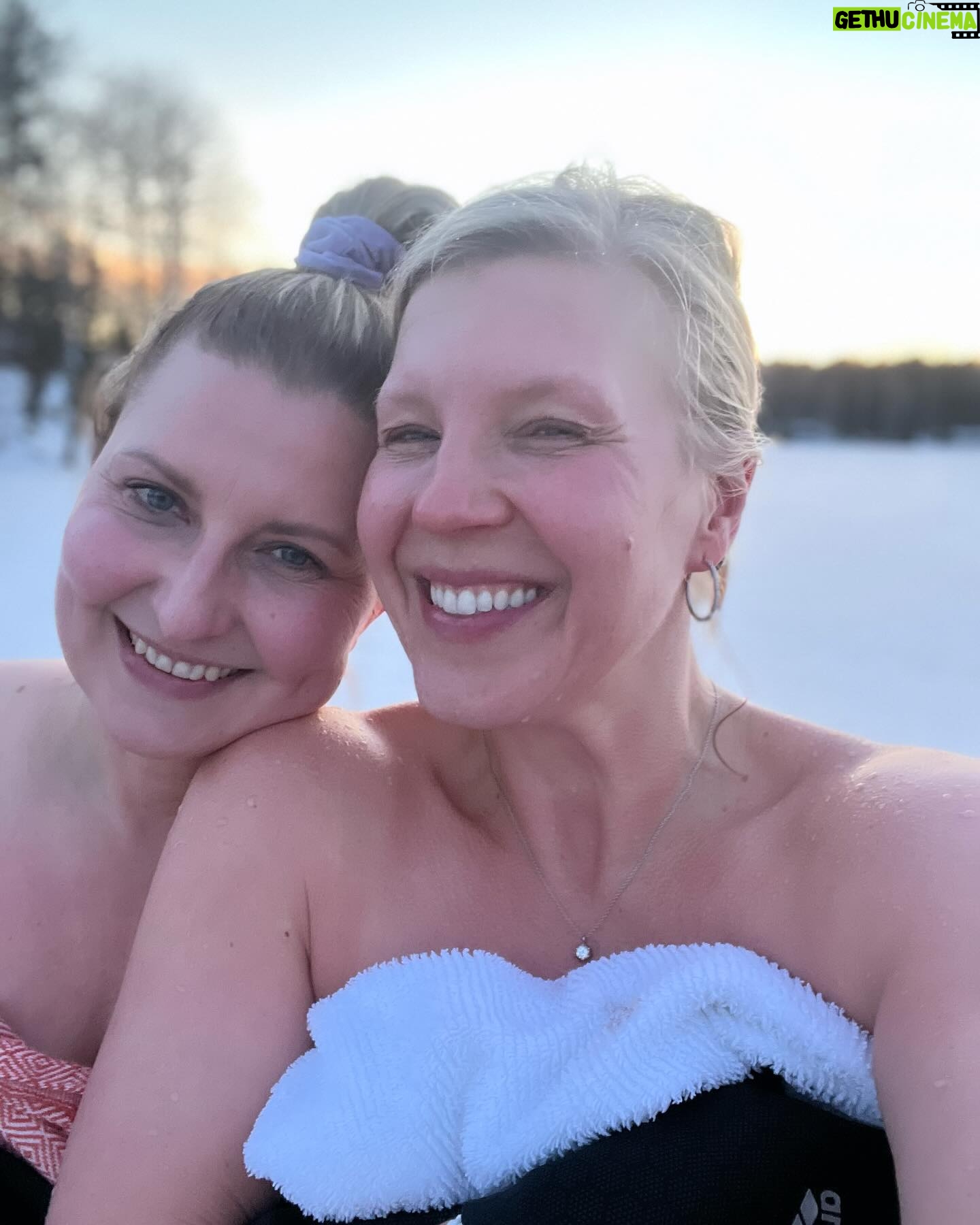 Vappu Pimiä Instagram - Ihana mökkiviikonloppu ystävien kanssa! Kiitos rakkaat @susavalvio @juhavalvio jälleen seurasta ja jutuista, joista ei koskaan naurua puutu!❤️❤️🙏🙏Pääsin tänään myös testaamaan tyttöjen rakentaman majan makuuhuoneen, oli tosi hyvin ilmastoitu ja rauhallinen😅🥰😍👌#mökkilife #visitsalo #friendsandfamily