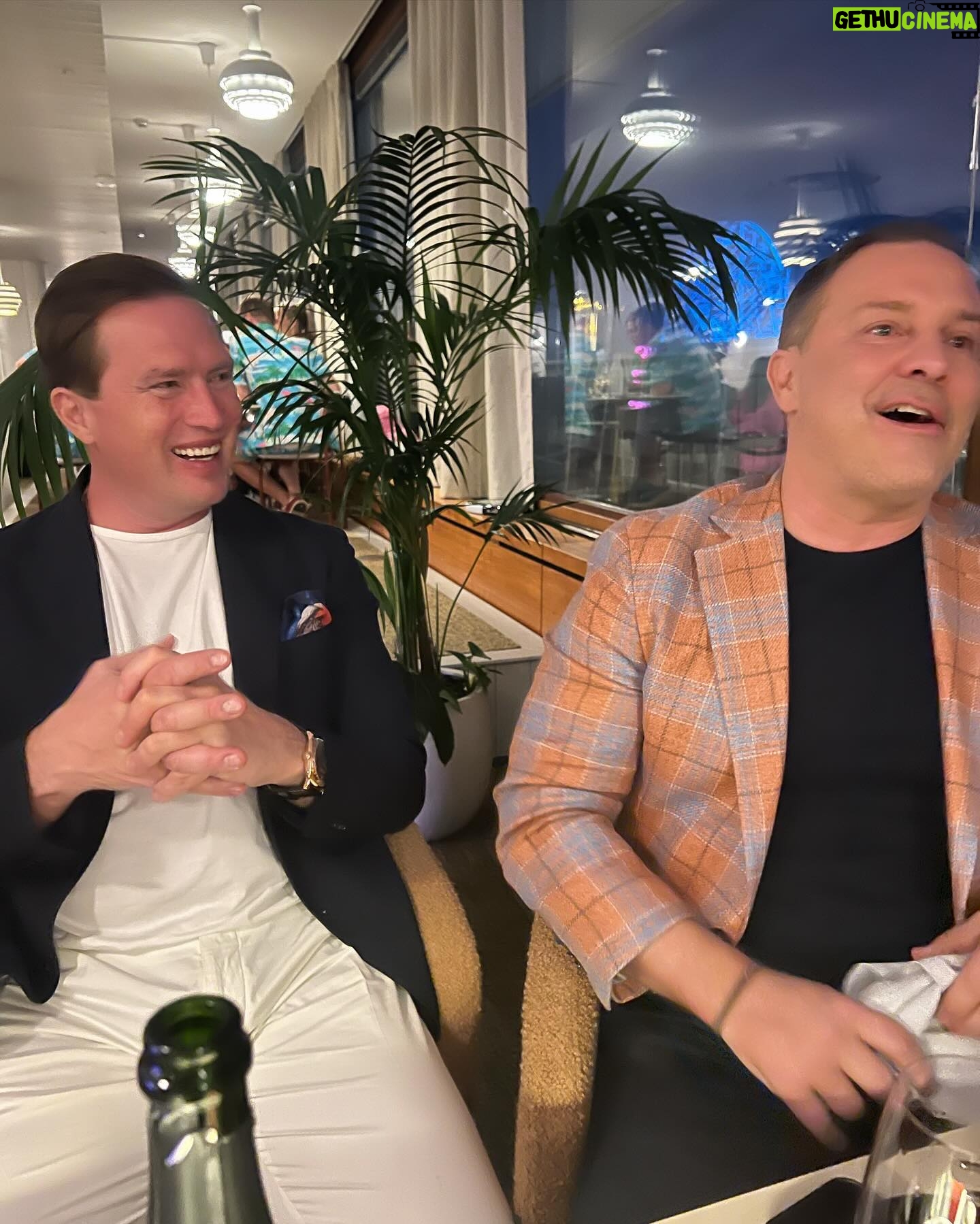 Vappu Pimiä - 10K Likes - Vappuaatto toooosi monen vuoden jälkeen Helsingissä, olipa kivaa! Kitos @iijackson mahtavista bileistä!🥂🥳🙏 #vappu #vappuaatto
