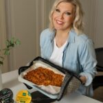 Vappu Pimiä Instagram - Kaupallinen yhteistyö @kuusamonjuusto Mä rakastan juustoa ja vielä enemmän rakastan Kuusamon Juuston juustoja! Hurahdin niihin muutama vuosi sitten ja rakkaus on vaan voimistunut! Siksi olenkin tosi innoissani Kuusamon Juuston uusista Paimenpoika Ruoka & Dippi juustokastikkeista, joita voi syödä sellaisenaan esimerkiksi vihannesten tai nachojen kanssa, ne maustavat loistavasti myös monet ruoat kuten keitot, laatikot ja paistokset. Paimenpoika Ruoka & Dippiä löytyy kahdessa eri maussa: gouda ja voimakas. Mä teinkin teille tosi helpon ja herkullisen arkiruoan käyttämällä tätä uutuutta. Yksi varmaan mun rakastetuimmista resepteistä on mun spagettivuoka, johon käytin tällä kertaa kerman sijasta Paimenpoika Ruoka & Dippi gouda juustokastiketta ja lopputulos oli taivaallinen! Kun tarjosin ruokaa ammattilaistestiyleisölle eli Selmalle ja hänen ystävilleen, vuoka tyhjeni nopeasti ja sain moneen otteeseen kiitoksia, kuinka hyvää ruoka oli! 🥰 Nappaa tästä pomminvarma arkiruokaresepti ja kokeile itse! Bion ja stoorien linkistä pääset tarkemmin tutustumaan tuotteeseen ja löydät lisää vinkkejä sen käyttöön. Juustoinen spagettivuoka 4–6 annosta Ainekset: 400–500 g jauhelihaa Loraus öljyä 1 sipuli 1–2 valkosipulinkynttä 400–500 g tomaattimurskaa 1–2 dl vettä 2–3 rkl tomaattipyreetä 1 prk Paimenpoika Ruoka & Dippi gouda juustokastiketta Suolaa Rouhittua mustapippuria 2 tl yrttisekoitusta esim. Provence, (ripaus chiliä) 350 g spagettia pätkittynä Laita uuni lämpiämään 200 asteeseen. Keitä spagetti suolalla maustetussa vedessä ohjeen mukaan, mutta valuta se 2 min ennen ohjeen mukaista keittoaikaa. Silppua sipulit pieneksi ja kuullota niitä hetki pannulla öljyssä. Lisää joukkoon jauheliha ja ruskista. Kaada sekaan tomaattimurska ja pyre. Huuhtele tölkki vedellä ja kaada sekaan. Mausta kastike ja anna kiehua hiljakseen noin 10 min. Lisää joukkoon Paimenpoika Ruoka & Dippi juustokastike ja kiehauta. Sekoita valutettu pasta ja kastike sekaisin uunivuoassa ja paista uunissa 15–20 min. Tarjoile! Aiotko kokeilla? 😊🙋‍♀️ #kuusamonjuusto #puhtaastipohjoisesta #paimenpoika #uutuus