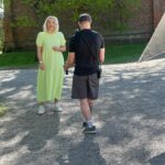 Vappu Pimiä Instagram – Tämä viikko vierähti Maajussien kuvauksissa ja tällä kertaa päästiin kuvaamaan upeisiin @malmgard_estate maisemiin. Vaikka päivät on pitkiä ja tällaisen rupeaman jälkeen on aina hetken luilla, niin vitsit että mä kyllä tykkään mun työstä ja etenkin ihmisistä kenen kanssa saan sitä tehdä! Meillä oli jälleen ihan paras porukka tekemässä ja kyllä se työnteko on aika paljon hauskempaa kun saa nauraa työkavereiden kanssa ja naurua ei tältäkään reissulta tosiaan puuttunut! 😂😂😂Kiitos koko #rakkaudenasialla crew, ootte best!❤️💯😍💪🙏 
Ja sain jo hirveän läjän kysymyksiä mun asuista inboksiin, niin tässä kollektiivisesti kaikille tiedot: 
Asu 1: paita &hame @samsoesamsoe villatakki @secondfemale kengät @prada 
Asu 2: mekko @nanso1921 kengät @prada 
Asu 3: housupuku ja korvikset @aarikka kengät: @prada 
#maajussillemorsian #farmerwantsawife #host #newseason