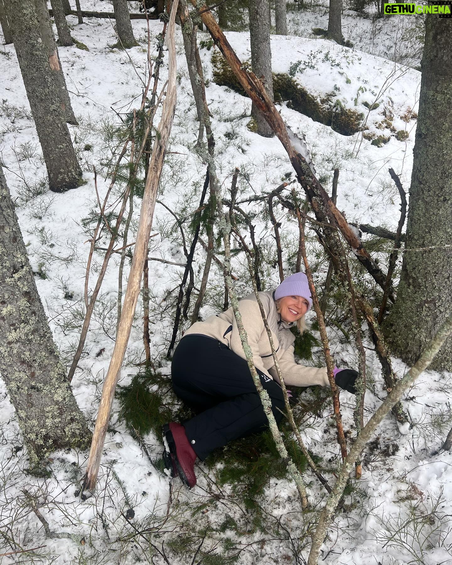 Vappu Pimiä Instagram - Ihana mökkiviikonloppu ystävien kanssa! Kiitos rakkaat @susavalvio @juhavalvio jälleen seurasta ja jutuista, joista ei koskaan naurua puutu!❤️❤️🙏🙏Pääsin tänään myös testaamaan tyttöjen rakentaman majan makuuhuoneen, oli tosi hyvin ilmastoitu ja rauhallinen😅🥰😍👌#mökkilife #visitsalo #friendsandfamily