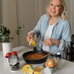 Vappu Pimiä Instagram – Kaupallinen yhteistyö @kuusamonjuusto 
Mä rakastan juustoa ja vielä enemmän rakastan Kuusamon Juuston juustoja! Hurahdin niihin muutama vuosi sitten ja rakkaus on vaan voimistunut! Siksi olenkin tosi innoissani Kuusamon Juuston uusista Paimenpoika Ruoka & Dippi juustokastikkeista, joita voi syödä sellaisenaan esimerkiksi vihannesten tai nachojen kanssa, ne maustavat loistavasti myös monet ruoat kuten keitot, laatikot ja paistokset. Paimenpoika Ruoka & Dippiä löytyy kahdessa eri maussa: gouda ja voimakas. 
Mä teinkin teille tosi helpon ja herkullisen arkiruoan käyttämällä tätä uutuutta. Yksi varmaan mun rakastetuimmista resepteistä on mun spagettivuoka, johon käytin tällä kertaa kerman sijasta Paimenpoika Ruoka & Dippi gouda juustokastiketta ja lopputulos oli taivaallinen! Kun tarjosin ruokaa ammattilaistestiyleisölle eli Selmalle ja hänen ystävilleen, vuoka tyhjeni nopeasti ja sain moneen otteeseen kiitoksia, kuinka hyvää ruoka oli! 🥰
Nappaa tästä pomminvarma arkiruokaresepti ja kokeile itse!
Bion ja stoorien linkistä pääset tarkemmin tutustumaan tuotteeseen ja löydät lisää vinkkejä sen käyttöön.
 
Juustoinen spagettivuoka
4–6 annosta
Ainekset:
400–500 g jauhelihaa
Loraus öljyä
1 sipuli
1–2 valkosipulinkynttä
400–500 g tomaattimurskaa 
1–2 dl vettä
2–3 rkl tomaattipyreetä
1 prk Paimenpoika Ruoka & Dippi gouda juustokastiketta
Suolaa
Rouhittua mustapippuria
2 tl yrttisekoitusta esim. Provence, (ripaus chiliä)
350 g spagettia pätkittynä
Laita uuni lämpiämään 200 asteeseen.
Keitä spagetti suolalla maustetussa vedessä ohjeen mukaan, mutta valuta se 2 min ennen ohjeen mukaista keittoaikaa.
Silppua sipulit pieneksi ja kuullota niitä hetki pannulla öljyssä. Lisää joukkoon jauheliha ja ruskista. Kaada sekaan tomaattimurska ja pyre. Huuhtele tölkki vedellä ja kaada sekaan. Mausta kastike ja anna kiehua hiljakseen noin 10 min. Lisää joukkoon Paimenpoika Ruoka & Dippi juustokastike ja kiehauta. Sekoita valutettu pasta ja kastike sekaisin uunivuoassa ja paista uunissa 15–20 min. Tarjoile! 
Aiotko kokeilla? 😊🙋‍♀️
#kuusamonjuusto #puhtaastipohjoisesta #paimenpoika #uutuus