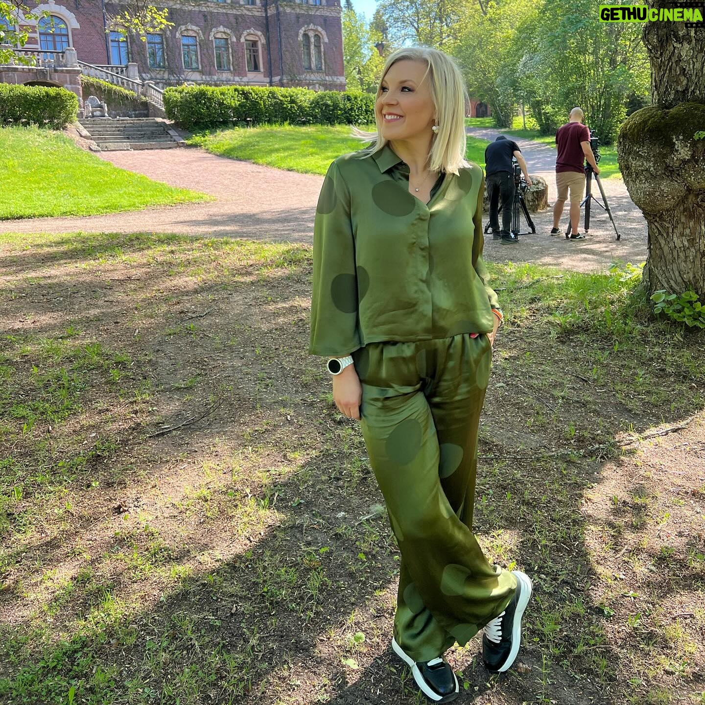 Vappu Pimiä Instagram - Tämä viikko vierähti Maajussien kuvauksissa ja tällä kertaa päästiin kuvaamaan upeisiin @malmgard_estate maisemiin. Vaikka päivät on pitkiä ja tällaisen rupeaman jälkeen on aina hetken luilla, niin vitsit että mä kyllä tykkään mun työstä ja etenkin ihmisistä kenen kanssa saan sitä tehdä! Meillä oli jälleen ihan paras porukka tekemässä ja kyllä se työnteko on aika paljon hauskempaa kun saa nauraa työkavereiden kanssa ja naurua ei tältäkään reissulta tosiaan puuttunut! 😂😂😂Kiitos koko #rakkaudenasialla crew, ootte best!❤️💯😍💪🙏 Ja sain jo hirveän läjän kysymyksiä mun asuista inboksiin, niin tässä kollektiivisesti kaikille tiedot: Asu 1: paita &hame @samsoesamsoe villatakki @secondfemale kengät @prada Asu 2: mekko @nanso1921 kengät @prada Asu 3: housupuku ja korvikset @aarikka kengät: @prada #maajussillemorsian #farmerwantsawife #host #newseason