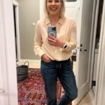 Vappu Pimiä Instagram – Kaupallinen yhteistyö @nordicnutritionist 
Meillä on ollut ihanan ravintoterapeutti Sonian kanssa reilut puoli vuotta ravintoon keskittyvä projekti. Kun aloitimme, sanoin Sonialle, että olen hedonisti, joka rakastaa ruokaa, enkä halua kieltää itseltäni mitään tai elää puritaanista tylsää elämää. Olinkin iloinen, kun hän totesi,että mistään ei tarvitse kokonaan luopua. Alkukartoituksen jälkeen ilahdutti, kun Sonia totesi minulla olevan harvinaisen terve suhtautuminen ruokaan. 
Hän halusikin painottaa sitä kun treenaan paljon ja työ on vaihtelevaa, että saisin maksimaalisen hyödyn ravinnosta, jotta jaksan! 
Itse totesin, että sen jälkeen kun täytin 40 vuotta on painoni lisääntynyt kg per vuosi vauhtia ja minua ei haittaisi jos sen saisi pysäytettyä, vaikka ei se ole mikään ongelma ollutkaan, mutta en kuitenkaan halua joka vuosi napata uutta kiloa kroppaan. Joten muutaman kg painonpudotus ei haittaisi.
Mitä muutettiin:
Suurimmat muutokset olivat, että lisäsin entisestään kasviksia joka aterialle. Arkisin leipä-munakas aamiainen vaihtui suurelta osin vihersmoothieen ja kun ennen saatoin syödä iltapalan tosi myöhään, käänsin ruokarytmiä niin, että pyrin olemaan syömättä 12-13h vuorokaudesta. Ensimmäisen kk ajan välttelin sokeria, mutta sen jälkeen en. Kaikkea olen syönyt pastasta  leipään ja kermasta sokeriin, mutta olen syönyt niitä vähän vähemmän kuin ennen ja entistä enemmän kasviksia. Sain Sonialta joka kk uuden menuehdotuksen, mitä en noudattanut orjallisesti, mutta se tarjosi ideoita ja vinkkejä paljon.
Mitä sitten tapahtui:
Treenini alkoivat kulkea entistä paremmin, uni parani entisestään. Olen huomannut, että vaikka en koskaan ole ollut mikään suursyömäri, on annoskokoni pienentyneet kuin itsestään ja enää en esimerkiksi voi syödä makeaa yhtä paljon kun ennen ja toisaalta myös tosi suolaiset jutut on jääneet vähemmälle. Painokin on tippunut puolen vuoden aikana 7kg. Suurin oivallus on ollut, että pienillä valinnoilla on iso merkitys!
Kiitos Sonia tästä hienosta matkasta ja kommenteissa sekä stooreissa kerron vielä Sonian palveluista, jos sinua kiinnostaa paremmin syöminen. @nordicnutritionist tili kannattaa ehdottomasti ottaa seurantaan!❤️🙏