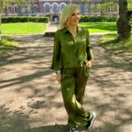 Vappu Pimiä Instagram – Tämä viikko vierähti Maajussien kuvauksissa ja tällä kertaa päästiin kuvaamaan upeisiin @malmgard_estate maisemiin. Vaikka päivät on pitkiä ja tällaisen rupeaman jälkeen on aina hetken luilla, niin vitsit että mä kyllä tykkään mun työstä ja etenkin ihmisistä kenen kanssa saan sitä tehdä! Meillä oli jälleen ihan paras porukka tekemässä ja kyllä se työnteko on aika paljon hauskempaa kun saa nauraa työkavereiden kanssa ja naurua ei tältäkään reissulta tosiaan puuttunut! 😂😂😂Kiitos koko #rakkaudenasialla crew, ootte best!❤️💯😍💪🙏 
Ja sain jo hirveän läjän kysymyksiä mun asuista inboksiin, niin tässä kollektiivisesti kaikille tiedot: 
Asu 1: paita &hame @samsoesamsoe villatakki @secondfemale kengät @prada 
Asu 2: mekko @nanso1921 kengät @prada 
Asu 3: housupuku ja korvikset @aarikka kengät: @prada 
#maajussillemorsian #farmerwantsawife #host #newseason