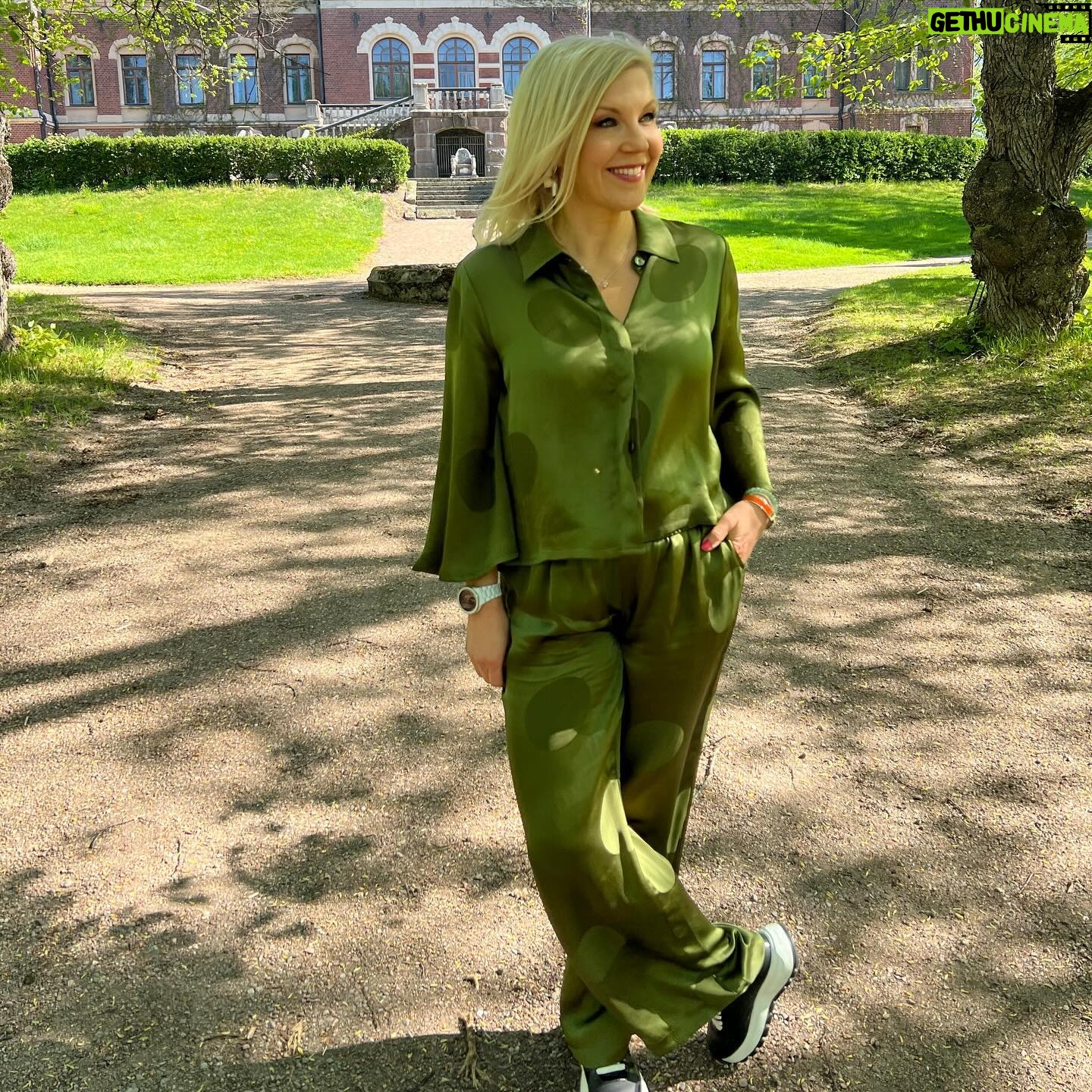 Vappu Pimiä Instagram - Tämä viikko vierähti Maajussien kuvauksissa ja tällä kertaa päästiin kuvaamaan upeisiin @malmgard_estate maisemiin. Vaikka päivät on pitkiä ja tällaisen rupeaman jälkeen on aina hetken luilla, niin vitsit että mä kyllä tykkään mun työstä ja etenkin ihmisistä kenen kanssa saan sitä tehdä! Meillä oli jälleen ihan paras porukka tekemässä ja kyllä se työnteko on aika paljon hauskempaa kun saa nauraa työkavereiden kanssa ja naurua ei tältäkään reissulta tosiaan puuttunut! 😂😂😂Kiitos koko #rakkaudenasialla crew, ootte best!❤️💯😍💪🙏 Ja sain jo hirveän läjän kysymyksiä mun asuista inboksiin, niin tässä kollektiivisesti kaikille tiedot: Asu 1: paita &hame @samsoesamsoe villatakki @secondfemale kengät @prada Asu 2: mekko @nanso1921 kengät @prada Asu 3: housupuku ja korvikset @aarikka kengät: @prada #maajussillemorsian #farmerwantsawife #host #newseason