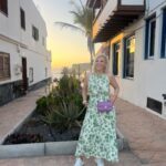 Vappu Pimiä Instagram – Kaupallinen yhteistyö @nordicnutritionist 
Meillä on ollut ihanan ravintoterapeutti Sonian kanssa reilut puoli vuotta ravintoon keskittyvä projekti. Kun aloitimme, sanoin Sonialle, että olen hedonisti, joka rakastaa ruokaa, enkä halua kieltää itseltäni mitään tai elää puritaanista tylsää elämää. Olinkin iloinen, kun hän totesi,että mistään ei tarvitse kokonaan luopua. Alkukartoituksen jälkeen ilahdutti, kun Sonia totesi minulla olevan harvinaisen terve suhtautuminen ruokaan. 
Hän halusikin painottaa sitä kun treenaan paljon ja työ on vaihtelevaa, että saisin maksimaalisen hyödyn ravinnosta, jotta jaksan! 
Itse totesin, että sen jälkeen kun täytin 40 vuotta on painoni lisääntynyt kg per vuosi vauhtia ja minua ei haittaisi jos sen saisi pysäytettyä, vaikka ei se ole mikään ongelma ollutkaan, mutta en kuitenkaan halua joka vuosi napata uutta kiloa kroppaan. Joten muutaman kg painonpudotus ei haittaisi.
Mitä muutettiin:
Suurimmat muutokset olivat, että lisäsin entisestään kasviksia joka aterialle. Arkisin leipä-munakas aamiainen vaihtui suurelta osin vihersmoothieen ja kun ennen saatoin syödä iltapalan tosi myöhään, käänsin ruokarytmiä niin, että pyrin olemaan syömättä 12-13h vuorokaudesta. Ensimmäisen kk ajan välttelin sokeria, mutta sen jälkeen en. Kaikkea olen syönyt pastasta  leipään ja kermasta sokeriin, mutta olen syönyt niitä vähän vähemmän kuin ennen ja entistä enemmän kasviksia. Sain Sonialta joka kk uuden menuehdotuksen, mitä en noudattanut orjallisesti, mutta se tarjosi ideoita ja vinkkejä paljon.
Mitä sitten tapahtui:
Treenini alkoivat kulkea entistä paremmin, uni parani entisestään. Olen huomannut, että vaikka en koskaan ole ollut mikään suursyömäri, on annoskokoni pienentyneet kuin itsestään ja enää en esimerkiksi voi syödä makeaa yhtä paljon kun ennen ja toisaalta myös tosi suolaiset jutut on jääneet vähemmälle. Painokin on tippunut puolen vuoden aikana 7kg. Suurin oivallus on ollut, että pienillä valinnoilla on iso merkitys!
Kiitos Sonia tästä hienosta matkasta ja kommenteissa sekä stooreissa kerron vielä Sonian palveluista, jos sinua kiinnostaa paremmin syöminen. @nordicnutritionist tili kannattaa ehdottomasti ottaa seurantaan!❤️🙏