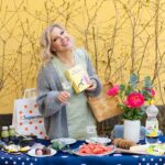 Vappu Pimiä Instagram – Kaupallinen yhteistyö  @ksupermarketketju 
Piknik-kausi on avattu ja nyt niitä voi helposti järjestää niin ulkona kuin sisällä! Mä järjestin mun luottopakille, assistentilleni Gitalle, pihapiknikin meidän sisäpihalla. Tarjoilut hain tietysti K-Supermarketista, joka on juuri sopivan kokoinen kauppa, loistavalla valikoimalla ja tietysti sieltä löytyy mun ehdoton suosikki: palvelutiski!
Mä valitsin piknikille ihania herkkuja, unohtamatta raikkaita hedelmiä ja vihanneksia, joita saa helposti esimerkiksi Pirkka Parhaat Green Smoothiessa. Palvelutiskiltä nappasin herkullista paikan päällä tehtyä skagenia, jota tarjoilin Pirkka Parhaat Luomu saaristolaisleivän päällä. Ja sit ihan ehdoton tämän kesän juttu piknikillä ja muutenkin on japanilaiset mochit, joita löytyy nyt Pirkka Parhaat -sarjasta kolmea eri makua. Mä valitsin vegaanisen tropical-maun, joka vei kielen mennessään!
Stoorien puolelta pääset tutustumaan mun valitsemiin piknikherkkuihin tarkemmin ja miltä Gitan mielestä mochi maistui, kun hän maistoi sitä ensimmäistä kertaa ikinä! Kenet sä veisit nyt piknikille? 🥰
#ksupermarket #piknikhetki #tavallistaparempiruokakauppa #syömään