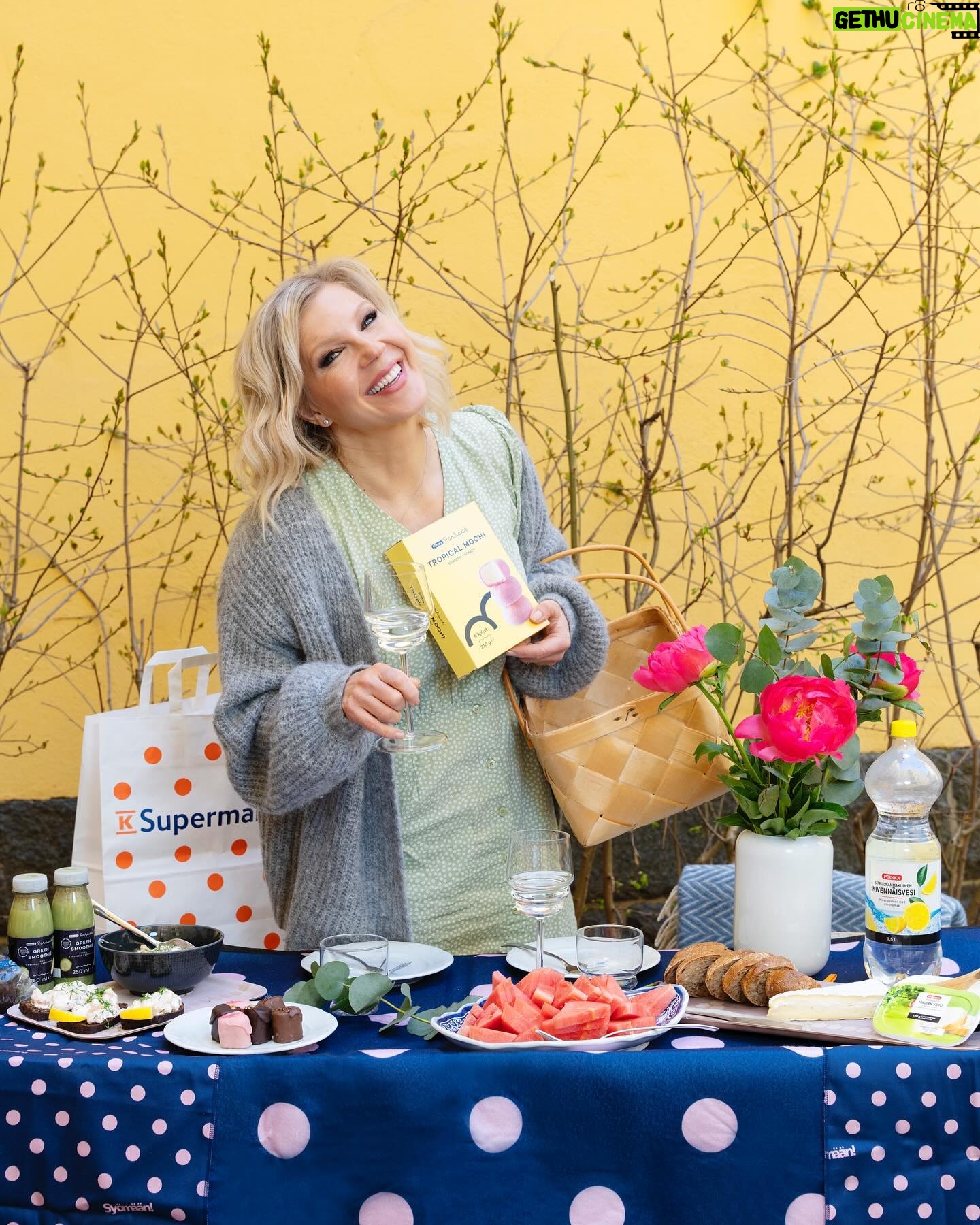 Vappu Pimiä Instagram - Kaupallinen yhteistyö @ksupermarketketju Piknik-kausi on avattu ja nyt niitä voi helposti järjestää niin ulkona kuin sisällä! Mä järjestin mun luottopakille, assistentilleni Gitalle, pihapiknikin meidän sisäpihalla. Tarjoilut hain tietysti K-Supermarketista, joka on juuri sopivan kokoinen kauppa, loistavalla valikoimalla ja tietysti sieltä löytyy mun ehdoton suosikki: palvelutiski! Mä valitsin piknikille ihania herkkuja, unohtamatta raikkaita hedelmiä ja vihanneksia, joita saa helposti esimerkiksi Pirkka Parhaat Green Smoothiessa. Palvelutiskiltä nappasin herkullista paikan päällä tehtyä skagenia, jota tarjoilin Pirkka Parhaat Luomu saaristolaisleivän päällä. Ja sit ihan ehdoton tämän kesän juttu piknikillä ja muutenkin on japanilaiset mochit, joita löytyy nyt Pirkka Parhaat -sarjasta kolmea eri makua. Mä valitsin vegaanisen tropical-maun, joka vei kielen mennessään! Stoorien puolelta pääset tutustumaan mun valitsemiin piknikherkkuihin tarkemmin ja miltä Gitan mielestä mochi maistui, kun hän maistoi sitä ensimmäistä kertaa ikinä! Kenet sä veisit nyt piknikille? 🥰 #ksupermarket #piknikhetki #tavallistaparempiruokakauppa #syömään