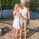 Vappu Pimiä Instagram - Paljon onnea kaikille valmistuneille ja koulunsa päättäneille! 💯❤️Meidän lomalaisista ehdin nappaamaan kuvan vasta äsken mökkirannassa, kun esiteini ponkaisi suoraan todistusten jaosta kavereiden kanssa uimaan.😅Käytiin myös onnittelemassa rakkaan ystävän @keikulicious keskimmäistä yo-lakista. Paljon onnea @tysonsjoblom Ja ihana oli nähdä myös rakasta kummityttöä @oliviachristine_p , jonka lakkiaisista on vierähtänyt jo seitsemän vuotta. Mihin tää aikaa menee?😅😭🙈❤️ #schoolsout #kesäloma