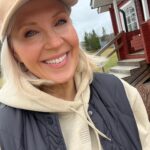 Vappu Pimiä Instagram - Weekend vibes ja kevään pihahommia🥰❤️🌱🌸#mökkilife