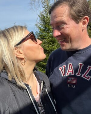 Vappu Pimiä Instagram - Sunday Funday on sisältänyt:
- 7km juoksulenkin, joka oli Erkki Metsolalta hieno saavutus!😍💪
- Kesäkeittiön siivouksen
- Veneen vesille laskun
- Naapureiden kanssa höpöttelyä ja uusien tonttirajojen ihmettelyä
- Kesäkalusteiden pesua ja yhden terassituolin onkimisen järvestä 🤣🙈
- Kukkien ja luonnon heräämisen ihastelua 🌸🌱🐝
- Ai niin ja Erkki Metsolan naaman palamisen, joka tietty oli mun syy, kun en ollut hänelle kertonut, että nyt tarvitaan jo aurinkorasvaa😅😂🌞
#sundayfunday #mökkilife