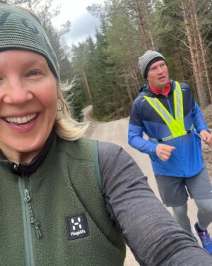 Vappu Pimiä Instagram - Sunday Funday on sisältänyt:
- 7km juoksulenkin, joka oli Erkki Metsolalta hieno saavutus!😍💪
- Kesäkeittiön siivouksen
- Veneen vesille laskun
- Naapureiden kanssa höpöttelyä ja uusien tonttirajojen ihmettelyä
- Kesäkalusteiden pesua ja yhden terassituolin onkimisen järvestä 🤣🙈
- Kukkien ja luonnon heräämisen ihastelua 🌸🌱🐝
- Ai niin ja Erkki Metsolan naaman palamisen, joka tietty oli mun syy, kun en ollut hänelle kertonut, että nyt tarvitaan jo aurinkorasvaa😅😂🌞
#sundayfunday #mökkilife