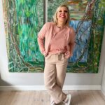 Vappu Pimiä Instagram - Kaupallinen yhteistyö @nordicnutritionist Meillä on ollut ihanan ravintoterapeutti Sonian kanssa reilut puoli vuotta ravintoon keskittyvä projekti. Kun aloitimme, sanoin Sonialle, että olen hedonisti, joka rakastaa ruokaa, enkä halua kieltää itseltäni mitään tai elää puritaanista tylsää elämää. Olinkin iloinen, kun hän totesi,että mistään ei tarvitse kokonaan luopua. Alkukartoituksen jälkeen ilahdutti, kun Sonia totesi minulla olevan harvinaisen terve suhtautuminen ruokaan. Hän halusikin painottaa sitä kun treenaan paljon ja työ on vaihtelevaa, että saisin maksimaalisen hyödyn ravinnosta, jotta jaksan! Itse totesin, että sen jälkeen kun täytin 40 vuotta on painoni lisääntynyt kg per vuosi vauhtia ja minua ei haittaisi jos sen saisi pysäytettyä, vaikka ei se ole mikään ongelma ollutkaan, mutta en kuitenkaan halua joka vuosi napata uutta kiloa kroppaan. Joten muutaman kg painonpudotus ei haittaisi. Mitä muutettiin: Suurimmat muutokset olivat, että lisäsin entisestään kasviksia joka aterialle. Arkisin leipä-munakas aamiainen vaihtui suurelta osin vihersmoothieen ja kun ennen saatoin syödä iltapalan tosi myöhään, käänsin ruokarytmiä niin, että pyrin olemaan syömättä 12-13h vuorokaudesta. Ensimmäisen kk ajan välttelin sokeria, mutta sen jälkeen en. Kaikkea olen syönyt pastasta leipään ja kermasta sokeriin, mutta olen syönyt niitä vähän vähemmän kuin ennen ja entistä enemmän kasviksia. Sain Sonialta joka kk uuden menuehdotuksen, mitä en noudattanut orjallisesti, mutta se tarjosi ideoita ja vinkkejä paljon. Mitä sitten tapahtui: Treenini alkoivat kulkea entistä paremmin, uni parani entisestään. Olen huomannut, että vaikka en koskaan ole ollut mikään suursyömäri, on annoskokoni pienentyneet kuin itsestään ja enää en esimerkiksi voi syödä makeaa yhtä paljon kun ennen ja toisaalta myös tosi suolaiset jutut on jääneet vähemmälle. Painokin on tippunut puolen vuoden aikana 7kg. Suurin oivallus on ollut, että pienillä valinnoilla on iso merkitys! Kiitos Sonia tästä hienosta matkasta ja kommenteissa sekä stooreissa kerron vielä Sonian palveluista, jos sinua kiinnostaa paremmin syöminen. @nordicnutritionist tili kannattaa ehdottomasti ottaa seurantaan!❤️🙏