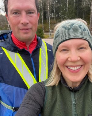 Vappu Pimiä Instagram - Sunday Funday on sisältänyt:
- 7km juoksulenkin, joka oli Erkki Metsolalta hieno saavutus!😍💪
- Kesäkeittiön siivouksen
- Veneen vesille laskun
- Naapureiden kanssa höpöttelyä ja uusien tonttirajojen ihmettelyä
- Kesäkalusteiden pesua ja yhden terassituolin onkimisen järvestä 🤣🙈
- Kukkien ja luonnon heräämisen ihastelua 🌸🌱🐝
- Ai niin ja Erkki Metsolan naaman palamisen, joka tietty oli mun syy, kun en ollut hänelle kertonut, että nyt tarvitaan jo aurinkorasvaa😅😂🌞
#sundayfunday #mökkilife