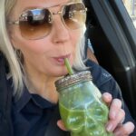 Vappu Pimiä Instagram – Kaupallinen yhteistyö @nordicnutritionist 
Meillä on ollut ihanan ravintoterapeutti Sonian kanssa reilut puoli vuotta ravintoon keskittyvä projekti. Kun aloitimme, sanoin Sonialle, että olen hedonisti, joka rakastaa ruokaa, enkä halua kieltää itseltäni mitään tai elää puritaanista tylsää elämää. Olinkin iloinen, kun hän totesi,että mistään ei tarvitse kokonaan luopua. Alkukartoituksen jälkeen ilahdutti, kun Sonia totesi minulla olevan harvinaisen terve suhtautuminen ruokaan. 
Hän halusikin painottaa sitä kun treenaan paljon ja työ on vaihtelevaa, että saisin maksimaalisen hyödyn ravinnosta, jotta jaksan! 
Itse totesin, että sen jälkeen kun täytin 40 vuotta on painoni lisääntynyt kg per vuosi vauhtia ja minua ei haittaisi jos sen saisi pysäytettyä, vaikka ei se ole mikään ongelma ollutkaan, mutta en kuitenkaan halua joka vuosi napata uutta kiloa kroppaan. Joten muutaman kg painonpudotus ei haittaisi.
Mitä muutettiin:
Suurimmat muutokset olivat, että lisäsin entisestään kasviksia joka aterialle. Arkisin leipä-munakas aamiainen vaihtui suurelta osin vihersmoothieen ja kun ennen saatoin syödä iltapalan tosi myöhään, käänsin ruokarytmiä niin, että pyrin olemaan syömättä 12-13h vuorokaudesta. Ensimmäisen kk ajan välttelin sokeria, mutta sen jälkeen en. Kaikkea olen syönyt pastasta  leipään ja kermasta sokeriin, mutta olen syönyt niitä vähän vähemmän kuin ennen ja entistä enemmän kasviksia. Sain Sonialta joka kk uuden menuehdotuksen, mitä en noudattanut orjallisesti, mutta se tarjosi ideoita ja vinkkejä paljon.
Mitä sitten tapahtui:
Treenini alkoivat kulkea entistä paremmin, uni parani entisestään. Olen huomannut, että vaikka en koskaan ole ollut mikään suursyömäri, on annoskokoni pienentyneet kuin itsestään ja enää en esimerkiksi voi syödä makeaa yhtä paljon kun ennen ja toisaalta myös tosi suolaiset jutut on jääneet vähemmälle. Painokin on tippunut puolen vuoden aikana 7kg. Suurin oivallus on ollut, että pienillä valinnoilla on iso merkitys!
Kiitos Sonia tästä hienosta matkasta ja kommenteissa sekä stooreissa kerron vielä Sonian palveluista, jos sinua kiinnostaa paremmin syöminen. @nordicnutritionist tili kannattaa ehdottomasti ottaa seurantaan!❤️🙏