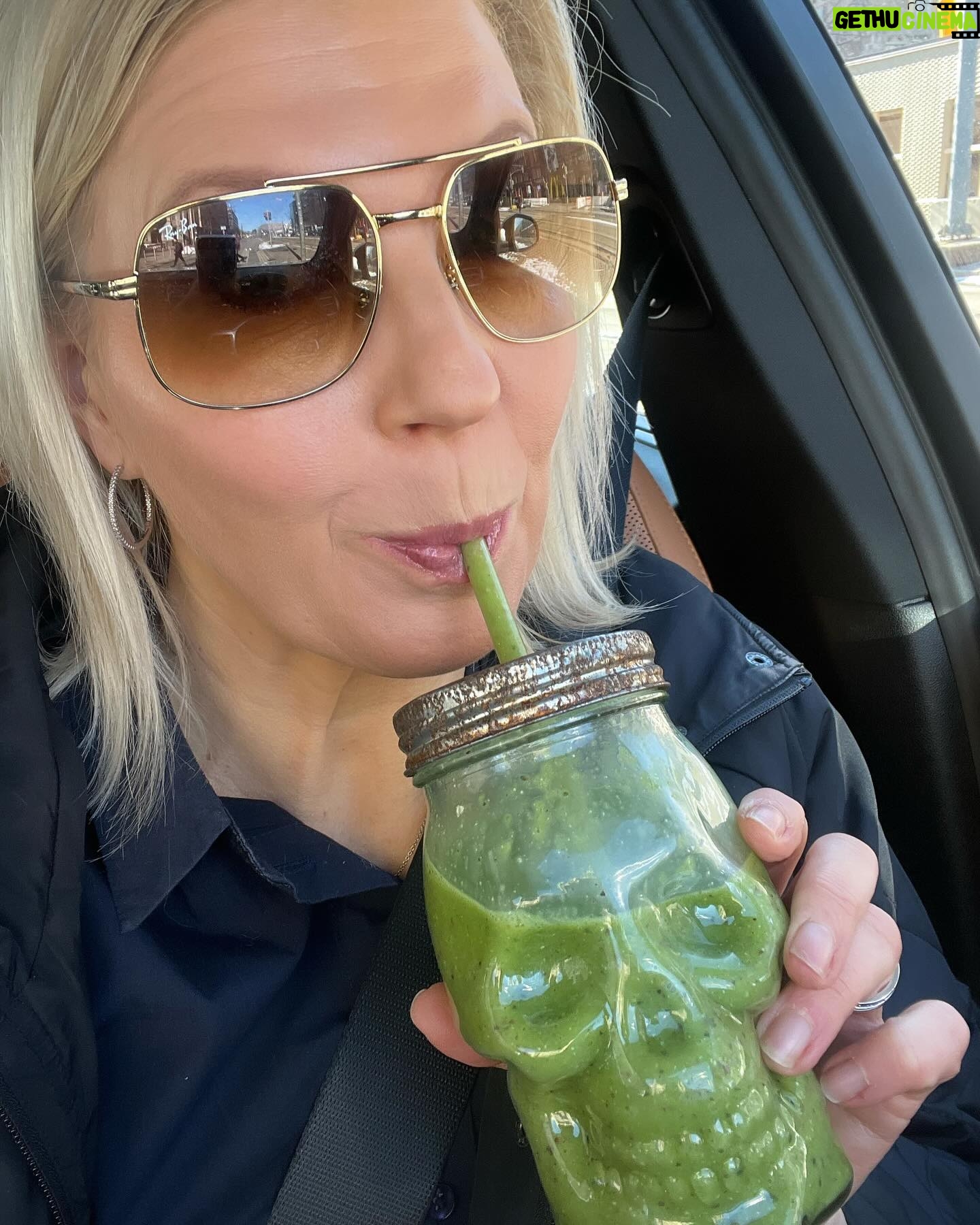 Vappu Pimiä Instagram - Kaupallinen yhteistyö @nordicnutritionist Meillä on ollut ihanan ravintoterapeutti Sonian kanssa reilut puoli vuotta ravintoon keskittyvä projekti. Kun aloitimme, sanoin Sonialle, että olen hedonisti, joka rakastaa ruokaa, enkä halua kieltää itseltäni mitään tai elää puritaanista tylsää elämää. Olinkin iloinen, kun hän totesi,että mistään ei tarvitse kokonaan luopua. Alkukartoituksen jälkeen ilahdutti, kun Sonia totesi minulla olevan harvinaisen terve suhtautuminen ruokaan. Hän halusikin painottaa sitä kun treenaan paljon ja työ on vaihtelevaa, että saisin maksimaalisen hyödyn ravinnosta, jotta jaksan! Itse totesin, että sen jälkeen kun täytin 40 vuotta on painoni lisääntynyt kg per vuosi vauhtia ja minua ei haittaisi jos sen saisi pysäytettyä, vaikka ei se ole mikään ongelma ollutkaan, mutta en kuitenkaan halua joka vuosi napata uutta kiloa kroppaan. Joten muutaman kg painonpudotus ei haittaisi. Mitä muutettiin: Suurimmat muutokset olivat, että lisäsin entisestään kasviksia joka aterialle. Arkisin leipä-munakas aamiainen vaihtui suurelta osin vihersmoothieen ja kun ennen saatoin syödä iltapalan tosi myöhään, käänsin ruokarytmiä niin, että pyrin olemaan syömättä 12-13h vuorokaudesta. Ensimmäisen kk ajan välttelin sokeria, mutta sen jälkeen en. Kaikkea olen syönyt pastasta leipään ja kermasta sokeriin, mutta olen syönyt niitä vähän vähemmän kuin ennen ja entistä enemmän kasviksia. Sain Sonialta joka kk uuden menuehdotuksen, mitä en noudattanut orjallisesti, mutta se tarjosi ideoita ja vinkkejä paljon. Mitä sitten tapahtui: Treenini alkoivat kulkea entistä paremmin, uni parani entisestään. Olen huomannut, että vaikka en koskaan ole ollut mikään suursyömäri, on annoskokoni pienentyneet kuin itsestään ja enää en esimerkiksi voi syödä makeaa yhtä paljon kun ennen ja toisaalta myös tosi suolaiset jutut on jääneet vähemmälle. Painokin on tippunut puolen vuoden aikana 7kg. Suurin oivallus on ollut, että pienillä valinnoilla on iso merkitys! Kiitos Sonia tästä hienosta matkasta ja kommenteissa sekä stooreissa kerron vielä Sonian palveluista, jos sinua kiinnostaa paremmin syöminen. @nordicnutritionist tili kannattaa ehdottomasti ottaa seurantaan!❤️🙏
