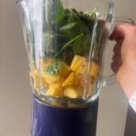 Vappu Pimiä Instagram – Kaupallinen yhteistyö @nordicnutritionist 
Meillä on ollut ihanan ravintoterapeutti Sonian kanssa reilut puoli vuotta ravintoon keskittyvä projekti. Kun aloitimme, sanoin Sonialle, että olen hedonisti, joka rakastaa ruokaa, enkä halua kieltää itseltäni mitään tai elää puritaanista tylsää elämää. Olinkin iloinen, kun hän totesi,että mistään ei tarvitse kokonaan luopua. Alkukartoituksen jälkeen ilahdutti, kun Sonia totesi minulla olevan harvinaisen terve suhtautuminen ruokaan. 
Hän halusikin painottaa sitä kun treenaan paljon ja työ on vaihtelevaa, että saisin maksimaalisen hyödyn ravinnosta, jotta jaksan! 
Itse totesin, että sen jälkeen kun täytin 40 vuotta on painoni lisääntynyt kg per vuosi vauhtia ja minua ei haittaisi jos sen saisi pysäytettyä, vaikka ei se ole mikään ongelma ollutkaan, mutta en kuitenkaan halua joka vuosi napata uutta kiloa kroppaan. Joten muutaman kg painonpudotus ei haittaisi.
Mitä muutettiin:
Suurimmat muutokset olivat, että lisäsin entisestään kasviksia joka aterialle. Arkisin leipä-munakas aamiainen vaihtui suurelta osin vihersmoothieen ja kun ennen saatoin syödä iltapalan tosi myöhään, käänsin ruokarytmiä niin, että pyrin olemaan syömättä 12-13h vuorokaudesta. Ensimmäisen kk ajan välttelin sokeria, mutta sen jälkeen en. Kaikkea olen syönyt pastasta  leipään ja kermasta sokeriin, mutta olen syönyt niitä vähän vähemmän kuin ennen ja entistä enemmän kasviksia. Sain Sonialta joka kk uuden menuehdotuksen, mitä en noudattanut orjallisesti, mutta se tarjosi ideoita ja vinkkejä paljon.
Mitä sitten tapahtui:
Treenini alkoivat kulkea entistä paremmin, uni parani entisestään. Olen huomannut, että vaikka en koskaan ole ollut mikään suursyömäri, on annoskokoni pienentyneet kuin itsestään ja enää en esimerkiksi voi syödä makeaa yhtä paljon kun ennen ja toisaalta myös tosi suolaiset jutut on jääneet vähemmälle. Painokin on tippunut puolen vuoden aikana 7kg. Suurin oivallus on ollut, että pienillä valinnoilla on iso merkitys!
Kiitos Sonia tästä hienosta matkasta ja kommenteissa sekä stooreissa kerron vielä Sonian palveluista, jos sinua kiinnostaa paremmin syöminen. @nordicnutritionist tili kannattaa ehdottomasti ottaa seurantaan!❤️🙏