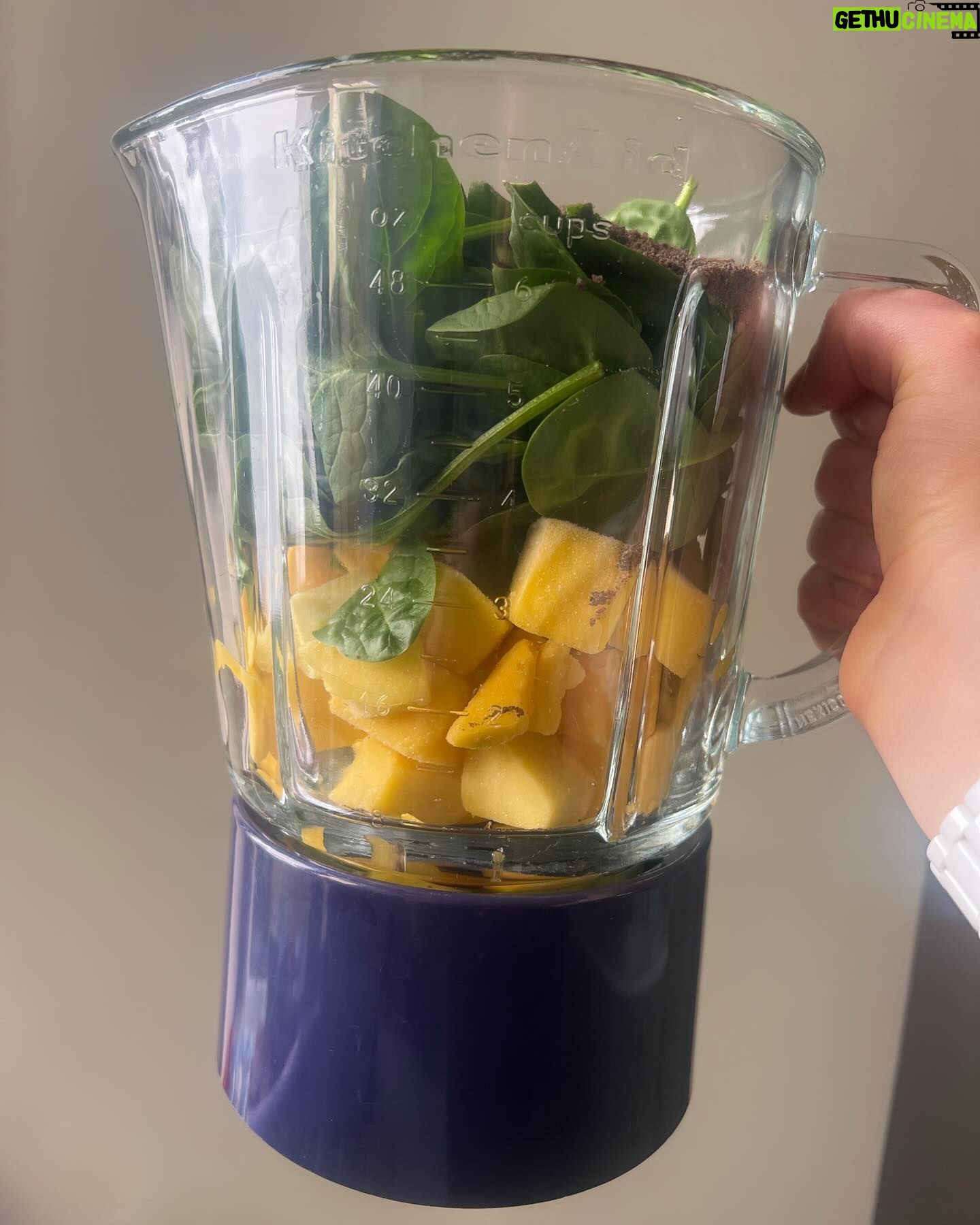 Vappu Pimiä Instagram - Kaupallinen yhteistyö @nordicnutritionist Meillä on ollut ihanan ravintoterapeutti Sonian kanssa reilut puoli vuotta ravintoon keskittyvä projekti. Kun aloitimme, sanoin Sonialle, että olen hedonisti, joka rakastaa ruokaa, enkä halua kieltää itseltäni mitään tai elää puritaanista tylsää elämää. Olinkin iloinen, kun hän totesi,että mistään ei tarvitse kokonaan luopua. Alkukartoituksen jälkeen ilahdutti, kun Sonia totesi minulla olevan harvinaisen terve suhtautuminen ruokaan. Hän halusikin painottaa sitä kun treenaan paljon ja työ on vaihtelevaa, että saisin maksimaalisen hyödyn ravinnosta, jotta jaksan! Itse totesin, että sen jälkeen kun täytin 40 vuotta on painoni lisääntynyt kg per vuosi vauhtia ja minua ei haittaisi jos sen saisi pysäytettyä, vaikka ei se ole mikään ongelma ollutkaan, mutta en kuitenkaan halua joka vuosi napata uutta kiloa kroppaan. Joten muutaman kg painonpudotus ei haittaisi. Mitä muutettiin: Suurimmat muutokset olivat, että lisäsin entisestään kasviksia joka aterialle. Arkisin leipä-munakas aamiainen vaihtui suurelta osin vihersmoothieen ja kun ennen saatoin syödä iltapalan tosi myöhään, käänsin ruokarytmiä niin, että pyrin olemaan syömättä 12-13h vuorokaudesta. Ensimmäisen kk ajan välttelin sokeria, mutta sen jälkeen en. Kaikkea olen syönyt pastasta leipään ja kermasta sokeriin, mutta olen syönyt niitä vähän vähemmän kuin ennen ja entistä enemmän kasviksia. Sain Sonialta joka kk uuden menuehdotuksen, mitä en noudattanut orjallisesti, mutta se tarjosi ideoita ja vinkkejä paljon. Mitä sitten tapahtui: Treenini alkoivat kulkea entistä paremmin, uni parani entisestään. Olen huomannut, että vaikka en koskaan ole ollut mikään suursyömäri, on annoskokoni pienentyneet kuin itsestään ja enää en esimerkiksi voi syödä makeaa yhtä paljon kun ennen ja toisaalta myös tosi suolaiset jutut on jääneet vähemmälle. Painokin on tippunut puolen vuoden aikana 7kg. Suurin oivallus on ollut, että pienillä valinnoilla on iso merkitys! Kiitos Sonia tästä hienosta matkasta ja kommenteissa sekä stooreissa kerron vielä Sonian palveluista, jos sinua kiinnostaa paremmin syöminen. @nordicnutritionist tili kannattaa ehdottomasti ottaa seurantaan!❤️🙏