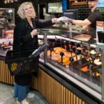 Vappu Pimiä Instagram – Kaupallinen yhteistyö @ksupermarketketju 
Julistan piknik-kauden avatuksi! Mutta ennen kuin huudat syömään!, käy poimimassa parhaat tuotteet sun piknikille lähimmästä K-Supermarketista, joka on juuri sopivan kokoinen kauppa loistavalla valikoimalla, unohtamatta mun mielestä sitä tärkeintä eli palvelutiskiä!
Mä valitsen mun vapun piknik-koriin sellaisia tuotteita, joita ei hirveästi tarvitse valmistella, vaan ne on helppo nostaa suoraan korista nautittavaksi ja silti laadusta ei tingitä! Näin ollen mun koriin valikoitui K-Supermarketin palvelutiskiltä paikan päällä valmistettua graavilohta, sit juustotiskiltä tietty Champagne Brietä, joka muuten vie kielen mennessään! Sen kanssa nautitaan K-Supermarketissa paistettua tuoretta rouhepatonkia. Lisäksi vähän ruissipsejä, Pirkka tapaslajitelmaa ja tietenkin mansikoita, koska ne kuuluvat yhteen vapun kuohuvien kanssa! Makeana päätöksenä kätevät ja herkulliset Pirkka minidonitsit ja juomana alkoholiton Pirkka Parhaat kuohujuoma sekä tietty tuorepuristettua appelsiinimehua, jota voi nauttia sellaisenaan tai kuohuvaan sekoitettuna Mimosana! Hauskaa vappua kaikille! Mikä on sun piknik korin must tuote?
#ksupermarket #piknikhetki ja #tavallistaparempiruokakauppa #syömään