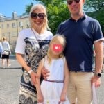 Vappu Pimiä Instagram - Paljon onnea kaikille valmistuneille ja koulunsa päättäneille! 💯❤️Meidän lomalaisista ehdin nappaamaan kuvan vasta äsken mökkirannassa, kun esiteini ponkaisi suoraan todistusten jaosta kavereiden kanssa uimaan.😅Käytiin myös onnittelemassa rakkaan ystävän @keikulicious keskimmäistä yo-lakista. Paljon onnea @tysonsjoblom Ja ihana oli nähdä myös rakasta kummityttöä @oliviachristine_p , jonka lakkiaisista on vierähtänyt jo seitsemän vuotta. Mihin tää aikaa menee?😅😭🙈❤️ #schoolsout #kesäloma
