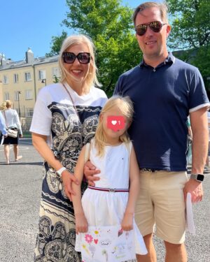 Vappu Pimiä Instagram - Paljon onnea kaikille valmistuneille ja koulunsa päättäneille! 💯❤️Meidän lomalaisista ehdin nappaamaan kuvan vasta äsken mökkirannassa, kun esiteini ponkaisi suoraan todistusten jaosta kavereiden kanssa uimaan.😅Käytiin myös onnittelemassa rakkaan ystävän @keikulicious keskimmäistä yo-lakista. Paljon onnea @tysonsjoblom Ja ihana oli nähdä myös rakasta kummityttöä @oliviachristine_p , jonka lakkiaisista on vierähtänyt jo seitsemän vuotta. Mihin tää aikaa menee?😅😭🙈❤️ #schoolsout #kesäloma