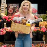 Vappu Pimiä Instagram – Kaupallinen yhteistyö @ksupermarketketju 
Julistan piknik-kauden avatuksi! Mutta ennen kuin huudat syömään!, käy poimimassa parhaat tuotteet sun piknikille lähimmästä K-Supermarketista, joka on juuri sopivan kokoinen kauppa loistavalla valikoimalla, unohtamatta mun mielestä sitä tärkeintä eli palvelutiskiä!
Mä valitsen mun vapun piknik-koriin sellaisia tuotteita, joita ei hirveästi tarvitse valmistella, vaan ne on helppo nostaa suoraan korista nautittavaksi ja silti laadusta ei tingitä! Näin ollen mun koriin valikoitui K-Supermarketin palvelutiskiltä paikan päällä valmistettua graavilohta, sit juustotiskiltä tietty Champagne Brietä, joka muuten vie kielen mennessään! Sen kanssa nautitaan K-Supermarketissa paistettua tuoretta rouhepatonkia. Lisäksi vähän ruissipsejä, Pirkka tapaslajitelmaa ja tietenkin mansikoita, koska ne kuuluvat yhteen vapun kuohuvien kanssa! Makeana päätöksenä kätevät ja herkulliset Pirkka minidonitsit ja juomana alkoholiton Pirkka Parhaat kuohujuoma sekä tietty tuorepuristettua appelsiinimehua, jota voi nauttia sellaisenaan tai kuohuvaan sekoitettuna Mimosana! Hauskaa vappua kaikille! Mikä on sun piknik korin must tuote?
#ksupermarket #piknikhetki ja #tavallistaparempiruokakauppa #syömään