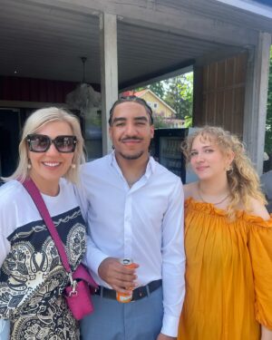 Vappu Pimiä Instagram - Paljon onnea kaikille valmistuneille ja koulunsa päättäneille! 💯❤️Meidän lomalaisista ehdin nappaamaan kuvan vasta äsken mökkirannassa, kun esiteini ponkaisi suoraan todistusten jaosta kavereiden kanssa uimaan.😅Käytiin myös onnittelemassa rakkaan ystävän @keikulicious keskimmäistä yo-lakista. Paljon onnea @tysonsjoblom Ja ihana oli nähdä myös rakasta kummityttöä @oliviachristine_p , jonka lakkiaisista on vierähtänyt jo seitsemän vuotta. Mihin tää aikaa menee?😅😭🙈❤️ #schoolsout #kesäloma