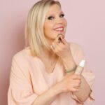 Vappu Pimiä Instagram - Kaupallinen yhteistyö @lumene SISÄLTÄÄ ALEKOODIN Meillä oli eilen ihana Instagram live, jonka löydät tallenteena täältä feedistä. Puhuttiin Lumenen Sannan kanssa ihonhoidosta ja tehtiin upea hehkuva meikkipohja Lumenen Invisible Illumination -sarjan tuotteilla. Pääosassa oli sarjan upea uutuus, Seerumimeikkivoide SPF30, joka on samalla ihonhoitotuote ja meikkivoide. Itse olen käyttänyt tätä tuotetta nyt parisen kuukautta ja en voi hehkuttaa sitä liikaa! Seerumimeikkivoide on kevyt, mutta erittäin kerrostettava eli saat sillä juuri itsellesi sopivan peittävyyden. Ja mikä parasta, se jättää ihon tasaiseksi, mutta upean kuulaaksi. Toinen suosikkini on Invisible Illumination -sarjan poskipuna-, hehku- ja valopisarat, joilla taiot kasvoille muotoa, hehkua ja raikkautta! Nyt saat kaikista Lumenen normaalihintaisista tuotteista 25% alennusta Stockmannin verkkokaupasta. Et tarvitse erillistä koodia, sillä verkkokauppa laskee alennuksen suoraan tilaukseesi. Alennus on voimassa sunnuntaihin 19.5.24 asti ja linkin ostoksille löydät joko biosta tai stooreista. #lovemylumene