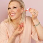 Vappu Pimiä Instagram - Kaupallinen yhteistyö @lumene SISÄLTÄÄ ALEKOODIN Meillä oli eilen ihana Instagram live, jonka löydät tallenteena täältä feedistä. Puhuttiin Lumenen Sannan kanssa ihonhoidosta ja tehtiin upea hehkuva meikkipohja Lumenen Invisible Illumination -sarjan tuotteilla. Pääosassa oli sarjan upea uutuus, Seerumimeikkivoide SPF30, joka on samalla ihonhoitotuote ja meikkivoide. Itse olen käyttänyt tätä tuotetta nyt parisen kuukautta ja en voi hehkuttaa sitä liikaa! Seerumimeikkivoide on kevyt, mutta erittäin kerrostettava eli saat sillä juuri itsellesi sopivan peittävyyden. Ja mikä parasta, se jättää ihon tasaiseksi, mutta upean kuulaaksi. Toinen suosikkini on Invisible Illumination -sarjan poskipuna-, hehku- ja valopisarat, joilla taiot kasvoille muotoa, hehkua ja raikkautta! Nyt saat kaikista Lumenen normaalihintaisista tuotteista 25% alennusta Stockmannin verkkokaupasta. Et tarvitse erillistä koodia, sillä verkkokauppa laskee alennuksen suoraan tilaukseesi. Alennus on voimassa sunnuntaihin 19.5.24 asti ja linkin ostoksille löydät joko biosta tai stooreista. #lovemylumene