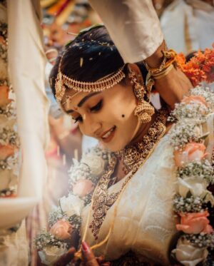 Vasanthi Krishnan Instagram - New life begins ❤️🎉🥳
A successful marriage requires 
falling in love many times,
always with the same person 
❤️😘😘😍

21-02-2024🧿♾️♾️

Jewellery @emmadi_silver_jewellery_hyd 💍❤️ 

Photography @candid_shoooter_ ❤️📸

MUA @hemasureshmakeupartist_tpt ❤️😍😍

Blouse by @naa_maguva ❤️😍

#instragram #vasanthikrishnan #marriagegoals #cutecouple #vk #pk #cuteone #vasanthionbbtelugu #desginerwear #smantharuthprabhu #marriagegoals💍
