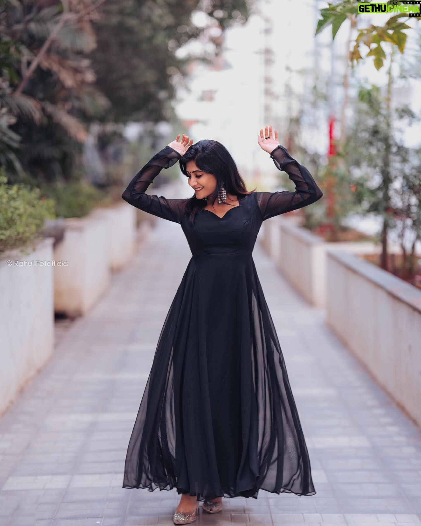 Vasanthi Krishnan Instagram - 🖤🖤🖤 outfit: @navyasri_mandava Click by: @absolutelyrahul