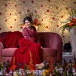 Vasanthi Krishnan Instagram - Red roses 🌹 🌹🌹🌹 . . . . Photography @candid_shoooter_ 📸📸❤️ Desginer @naa_maguva 🌹🌹 Jewellery #pk #vk #vasanthikrishnan #bbjodi #vk #pk #birthdayspecial❤️ #pawankalyan #vasanthi #desginerwear #cuteone #walpaper #jewelry #empowerment #supercute