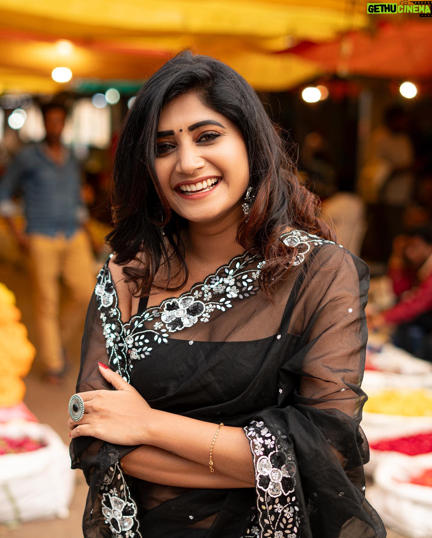 Vasanthi Krishnan Instagram - 🖤🖤🖤Black love 🖤🖤🖤 Cute saree🖤🖤🖤 @navyasri_mandava ❤️❤️❤️❤️❤️❤️❤️❤️❤️❤️❤️❤️❤️❤️❤️❤️ . . . . Outfit: @navyasri_mandava Mua: @srujanas_contour Styling: @stylebyrajasree Photography: @suresh_upputuri #instragram #vasanthikrishnan💗☺️😍 #bigbosstelugu #teluguactress #blacklove #blackheart🖤 #facebook #vk #pk #desginerwear #blacksaree🖤 #bigbossseason7tamil #cuteone #picoftheday #flowerlovers #flowersmaket